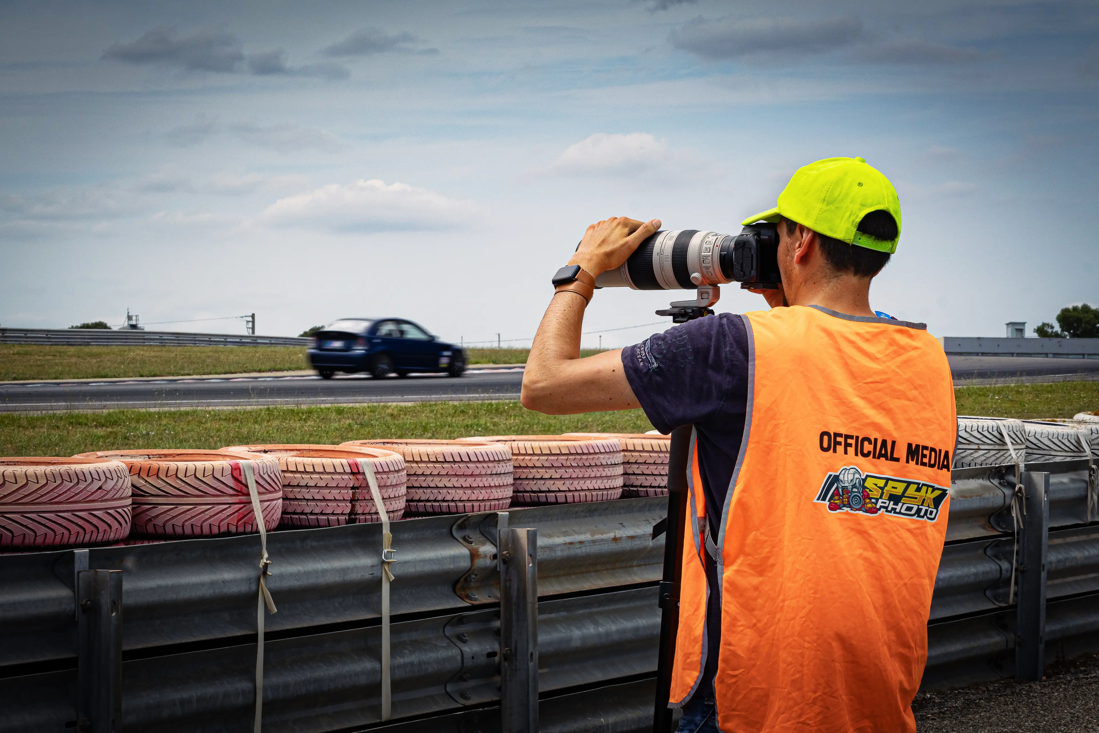 Yannick Soler de Sonick Photographie avec un gilet orange fluo Spyk Photo sur le circuit de Lédenon