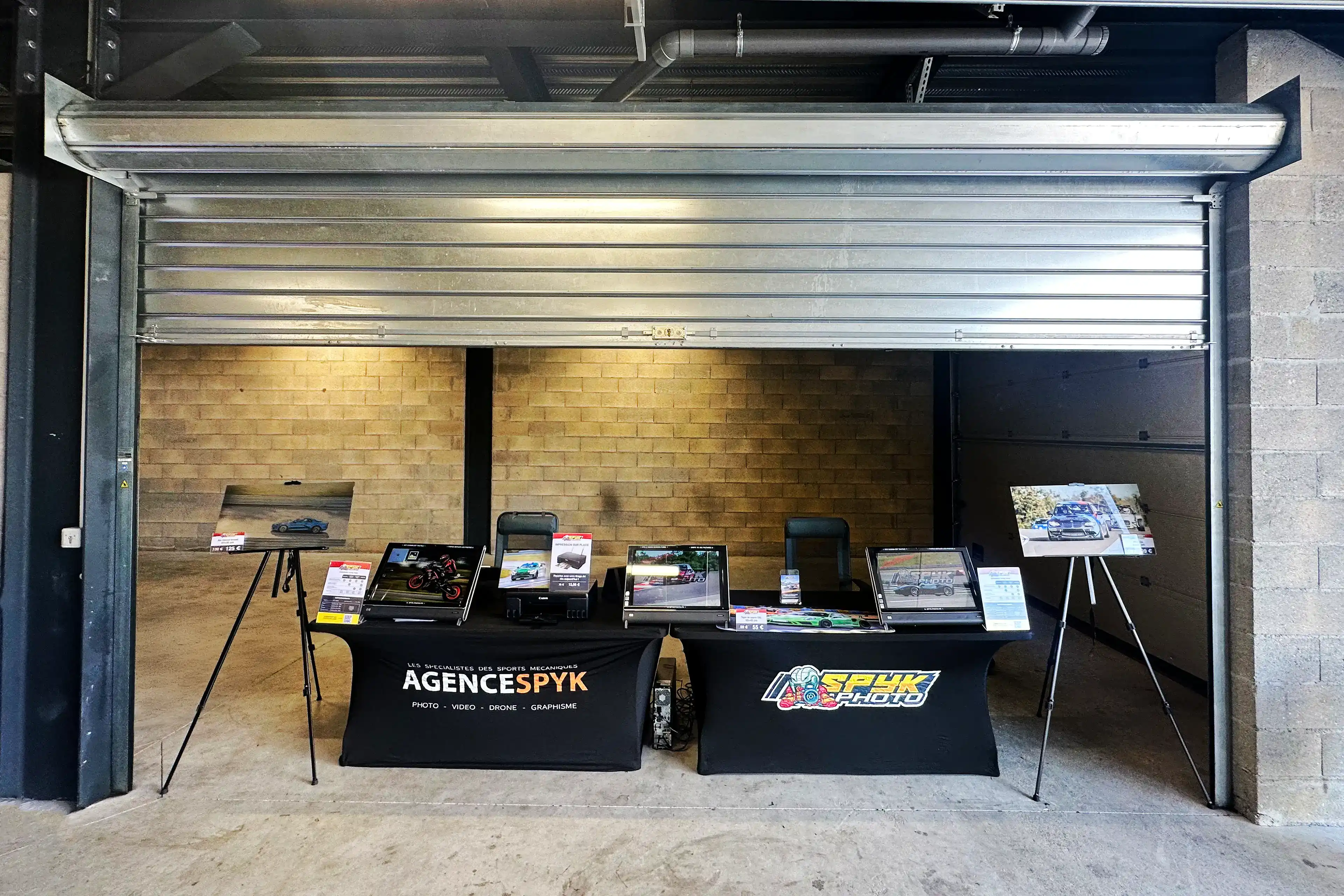 Stand Spyk Photo dans un box de circuit