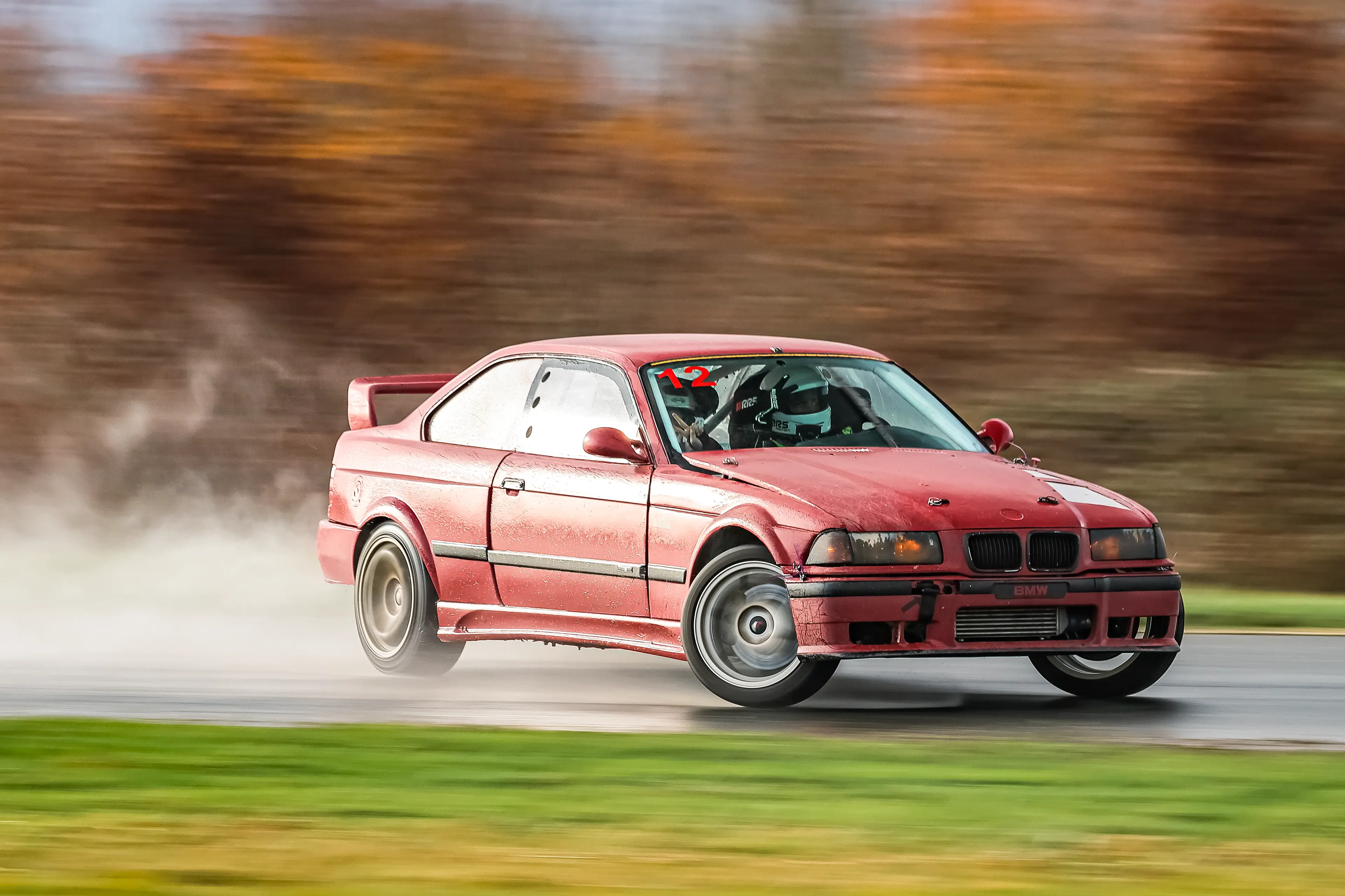 BMW Série 3 E36 rouge en drift sur le circuit de Lurcy-Lévis