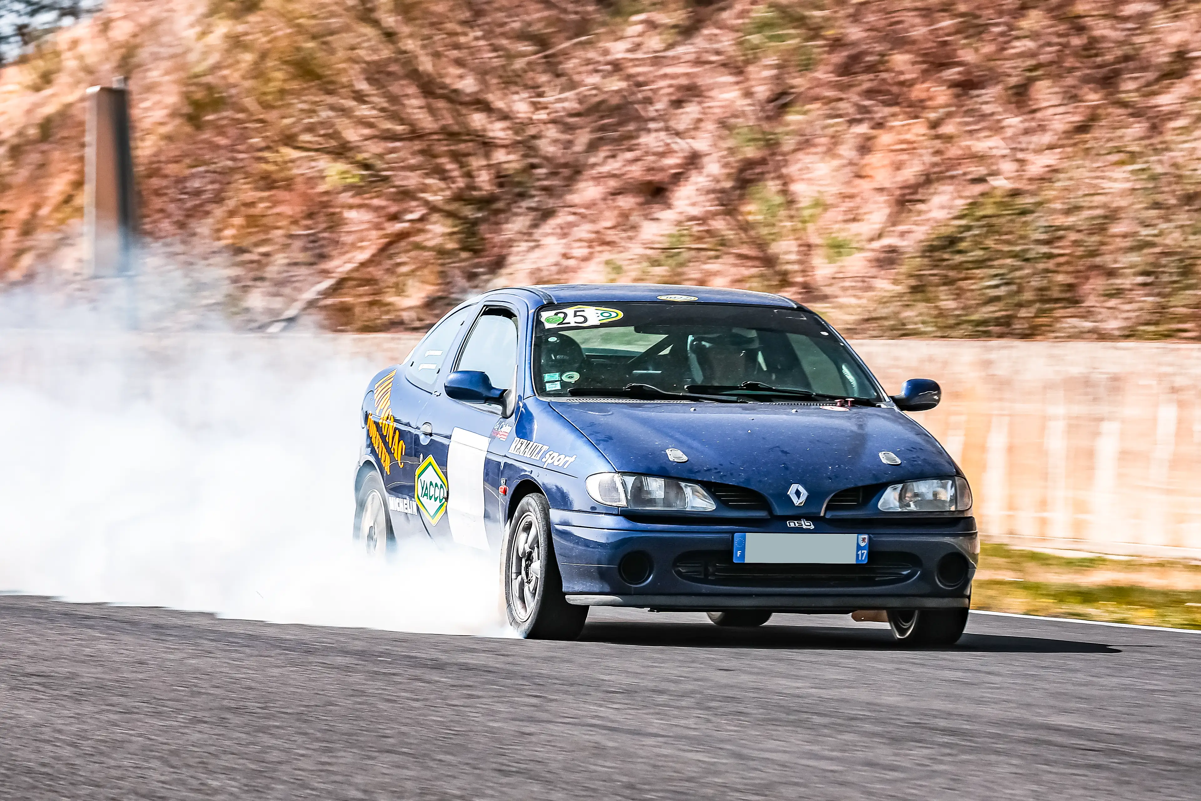 Renault Mégane 1 bleue bloque ses roues au freinage sur le circuit de Charade