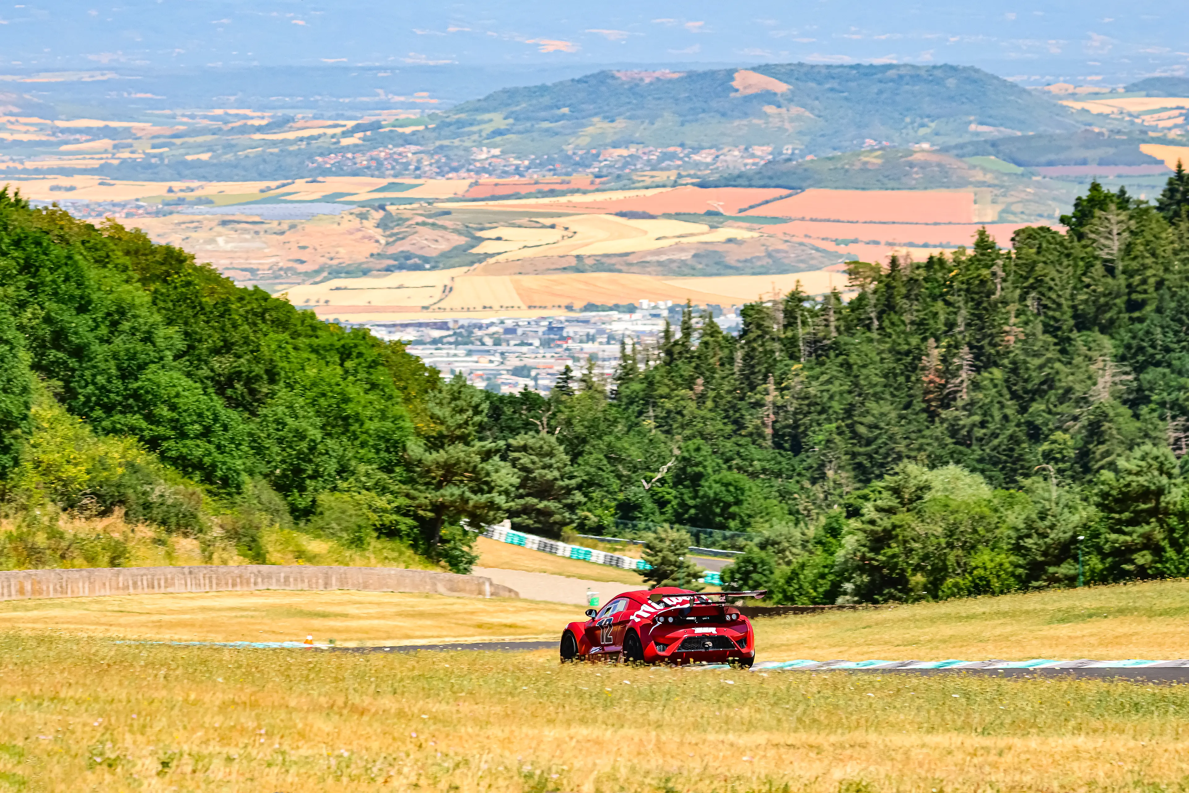 Lamera rouge sur le circuit de Charade