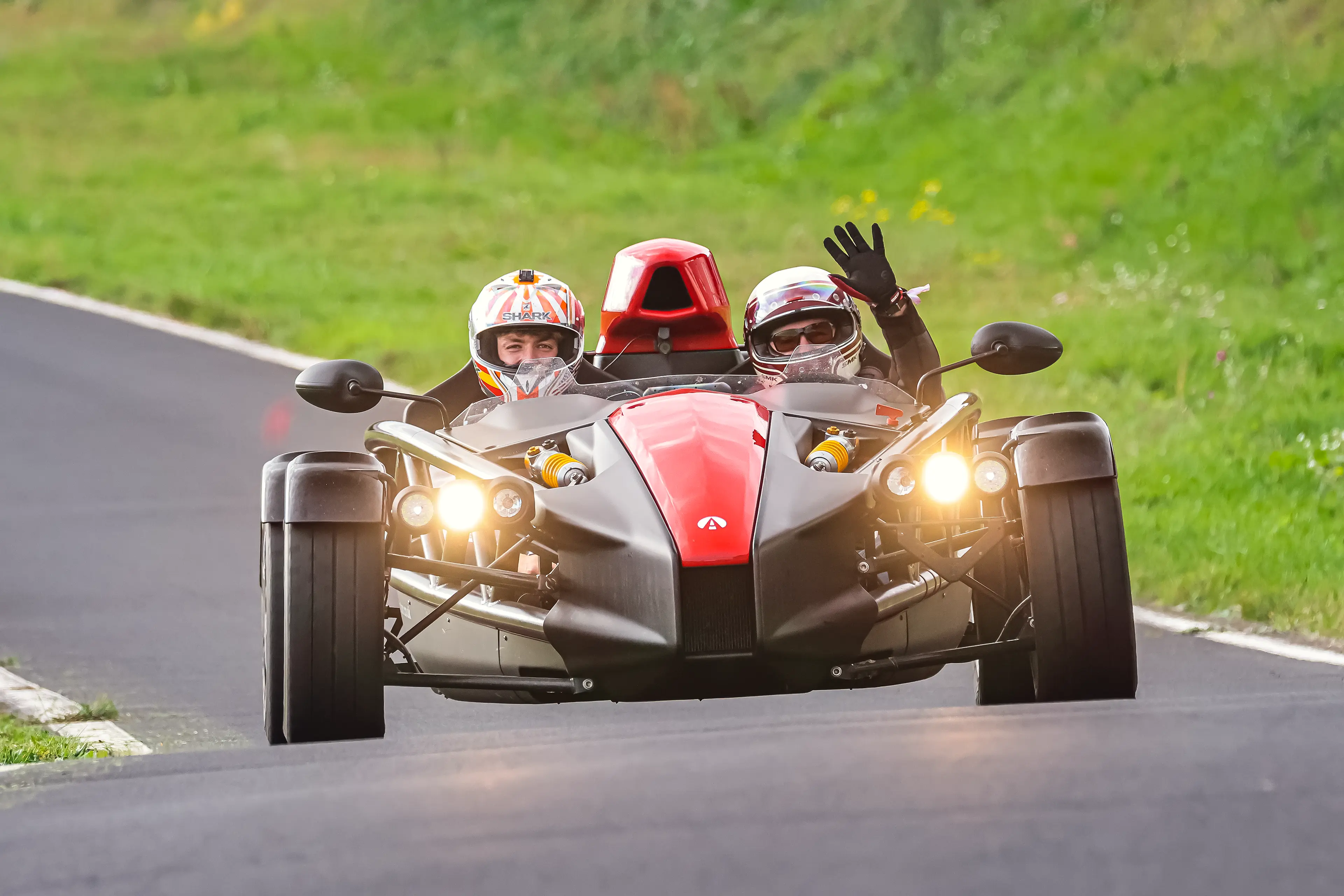 Ariel Atom noire et rouge sur le circuit d'Issoire