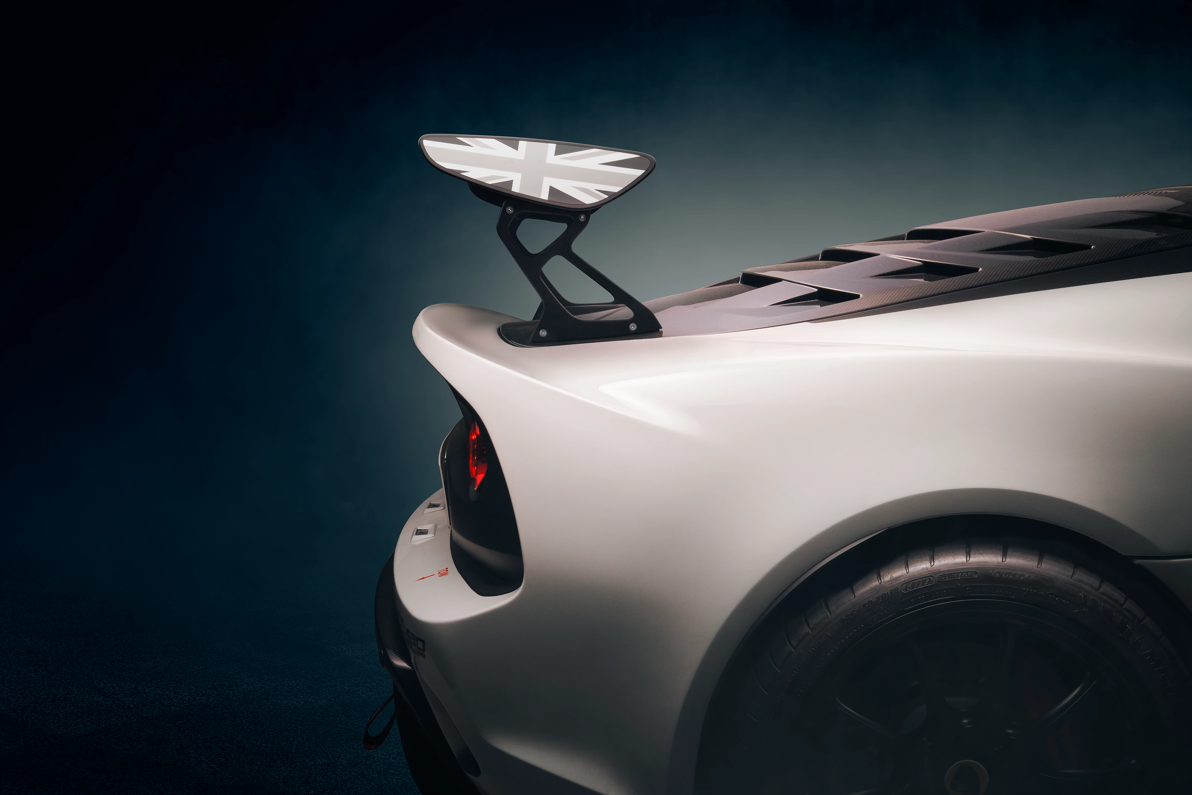 Aileron arrière d'une Lotus Exige S3 V6 blanche avec la technique FDL