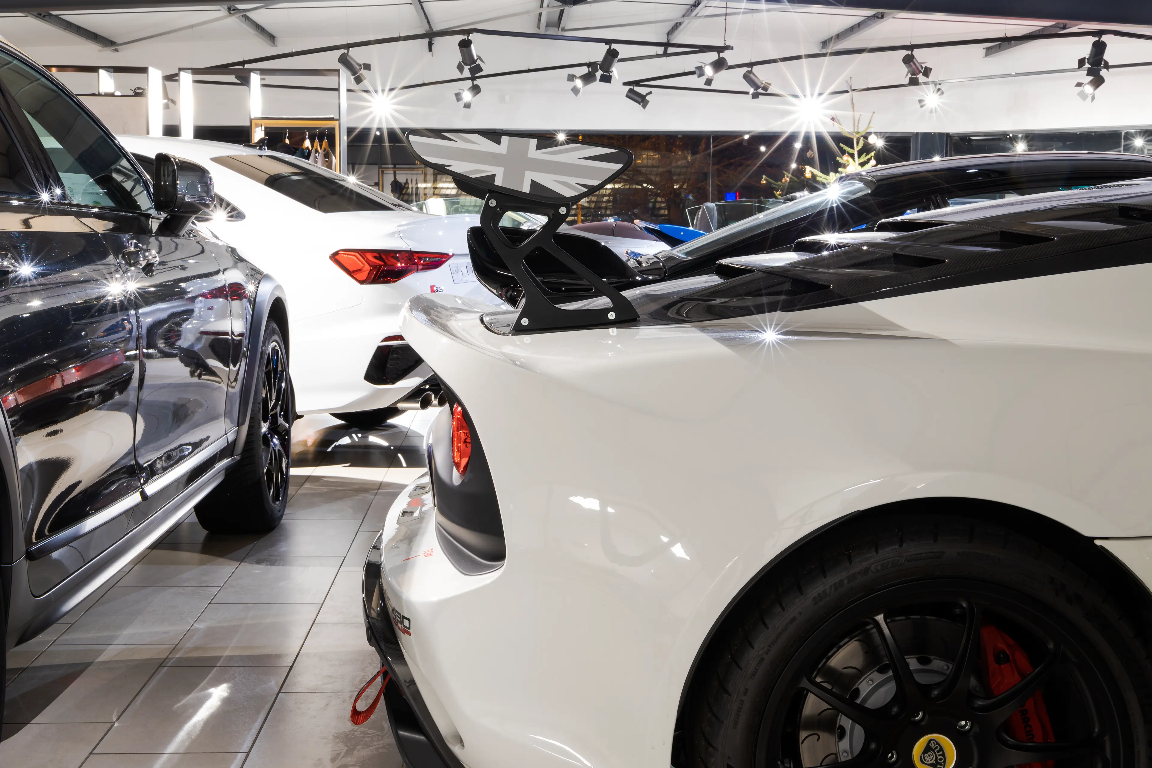 Aileron arrière d'une Lotus Exige blanche dans une concession automobile