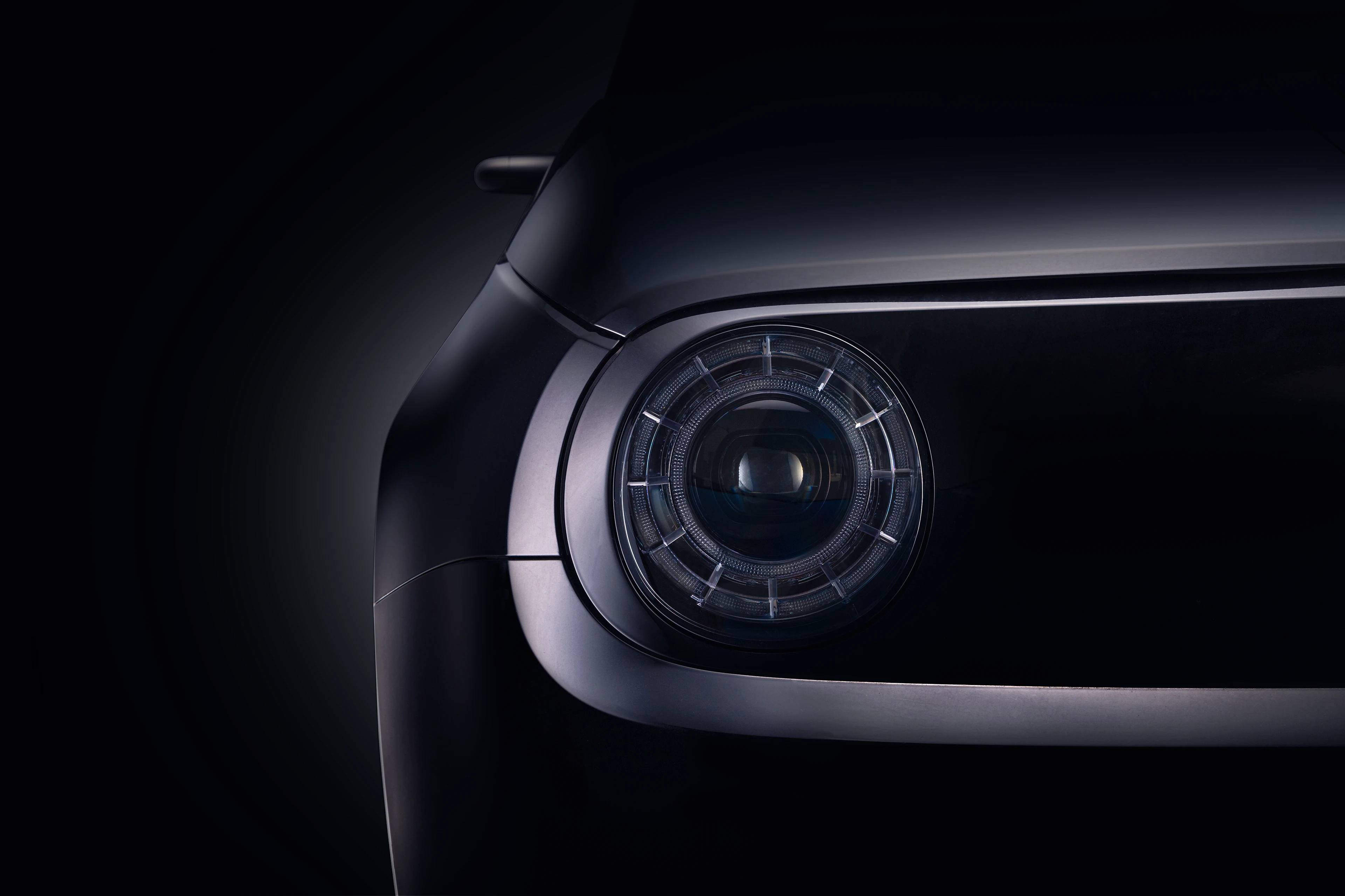 Avant et phare d'une Honda E noire avec la technique FDL