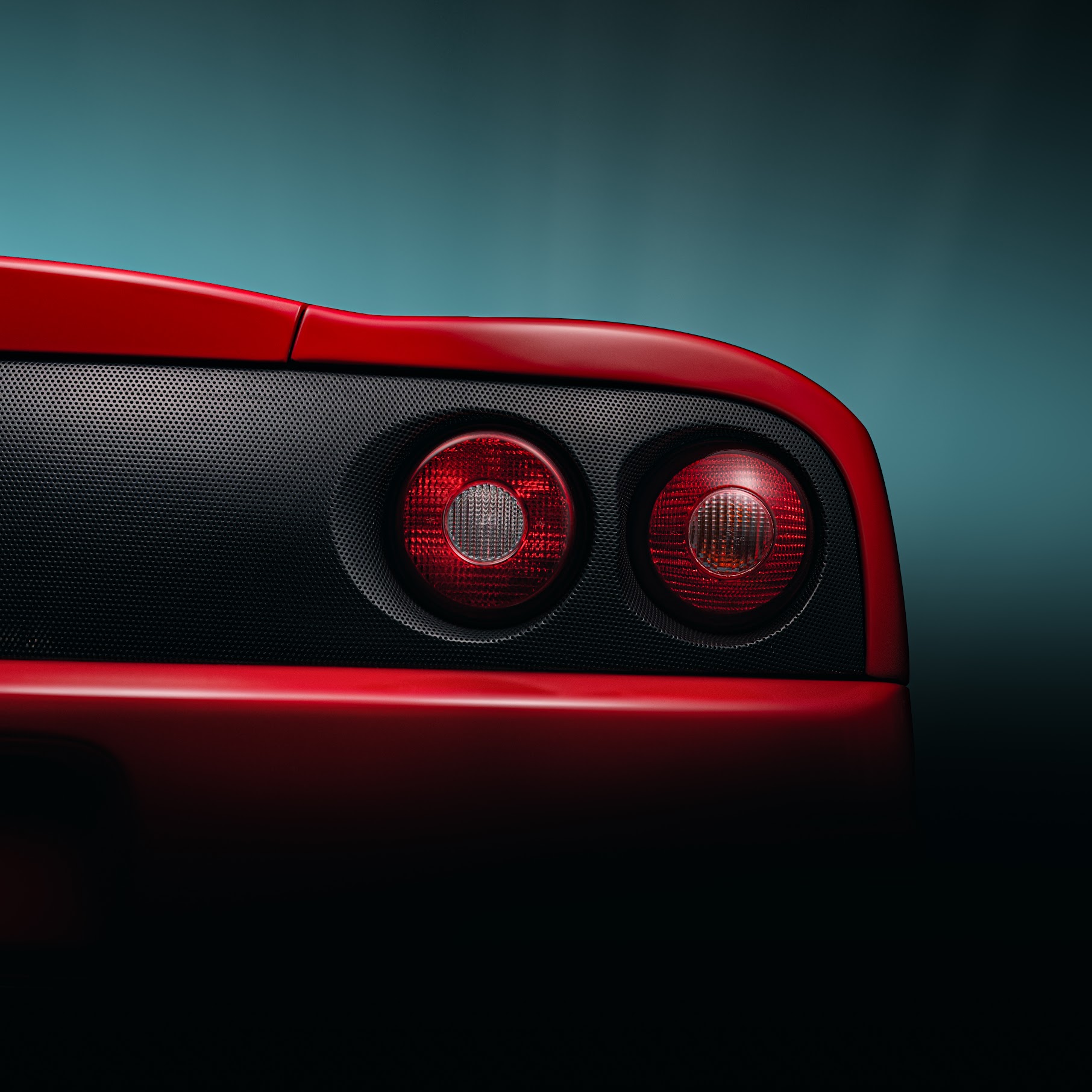 Arrière d'une Ferrari F355 rouge avec la technique FDL