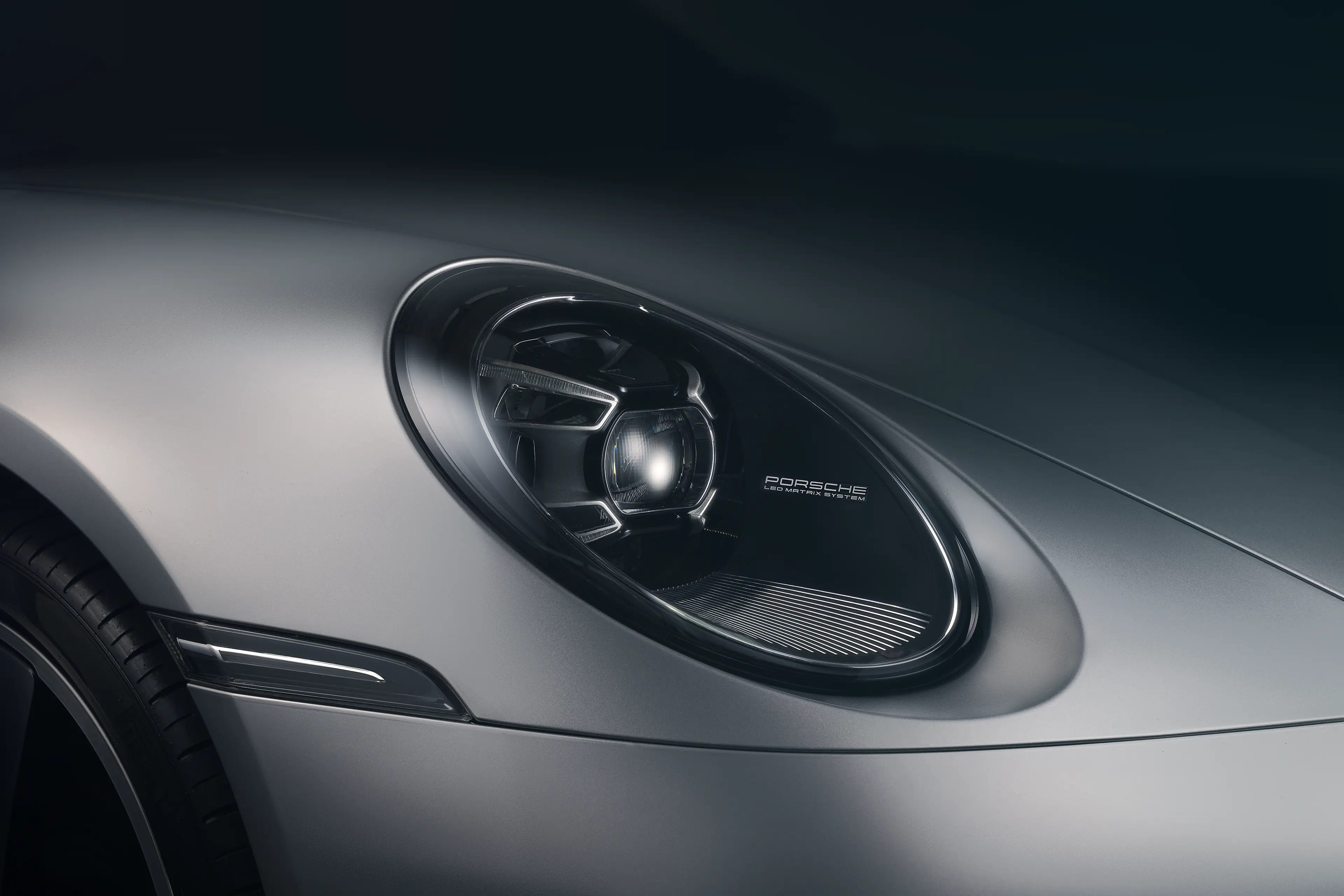 Phare d'une Porsche 911 991 grise avec la technique FDL