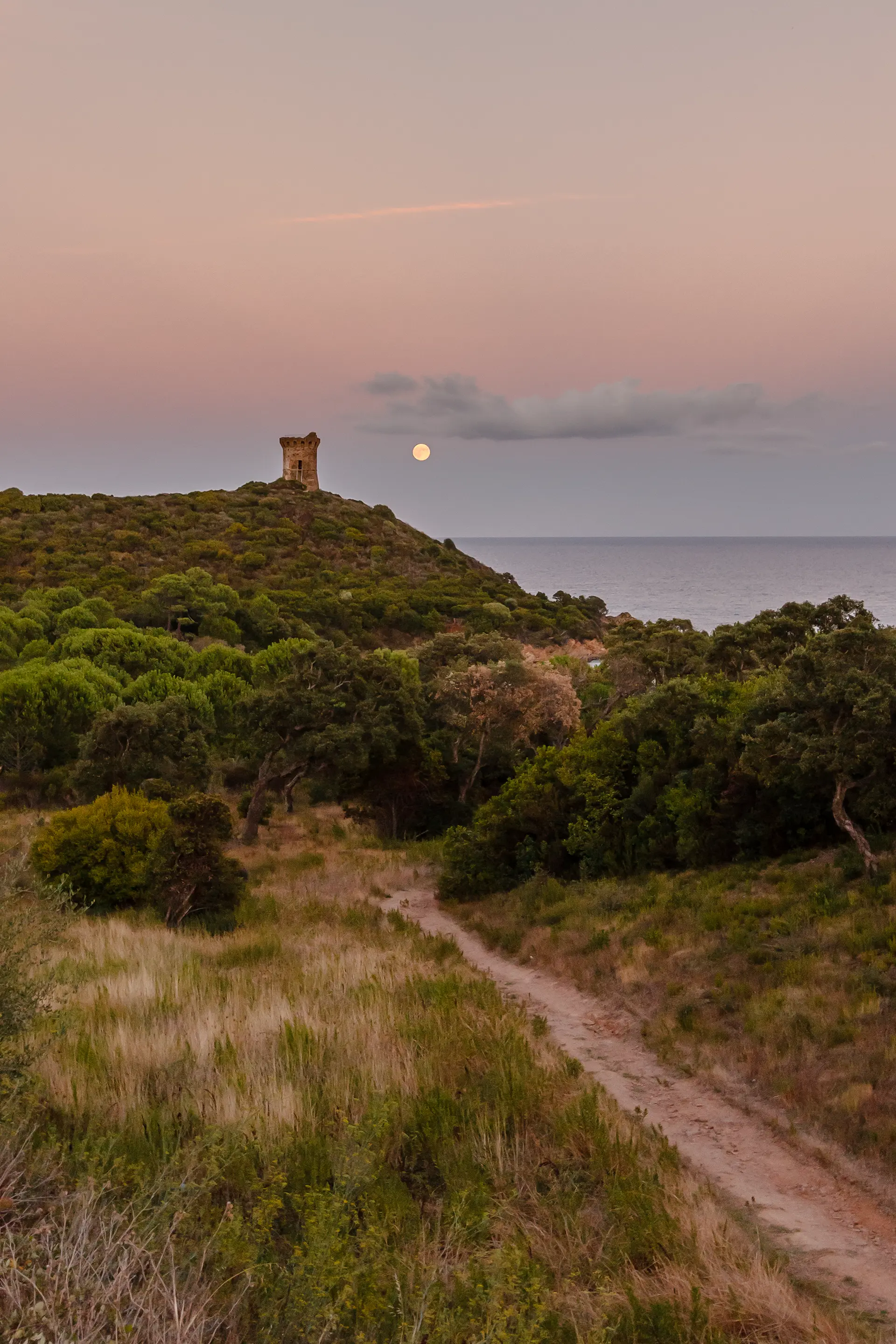 Petite tour au bord de la mer, en Corse