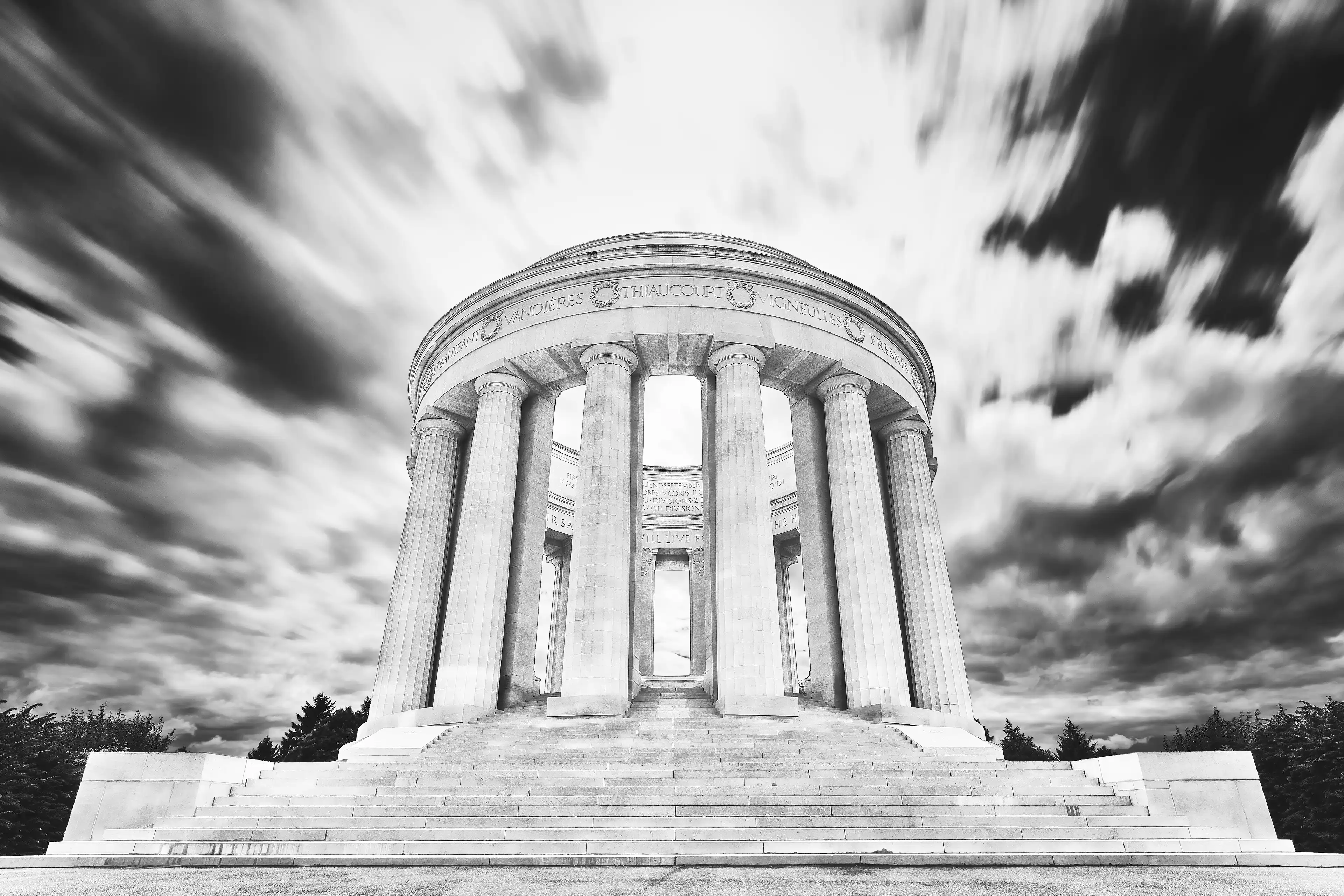 Butte de Montsec, dans la Meuse, en noir et blanc et en pose longue