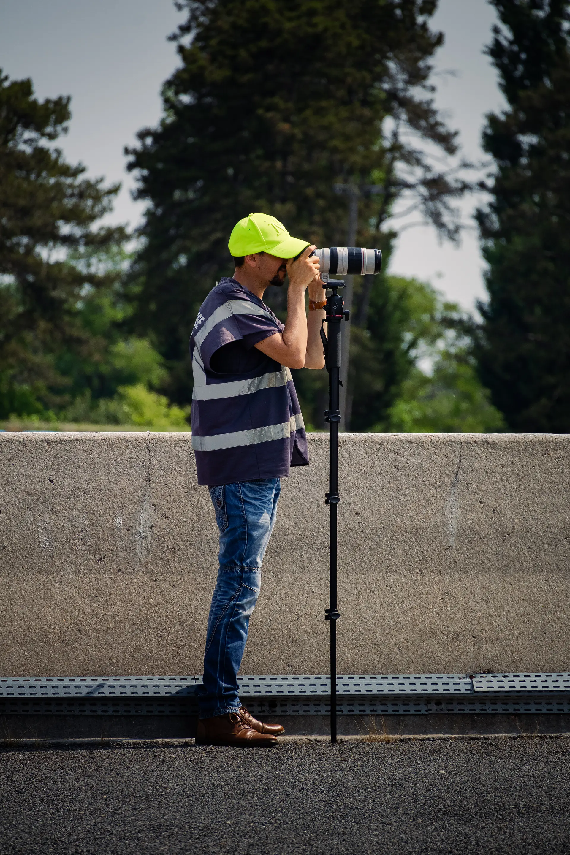 Yannick Soler de Sonick Photographie avec un gilet bleu fluo Spyk Photo sur le circuit de Magny-Cours