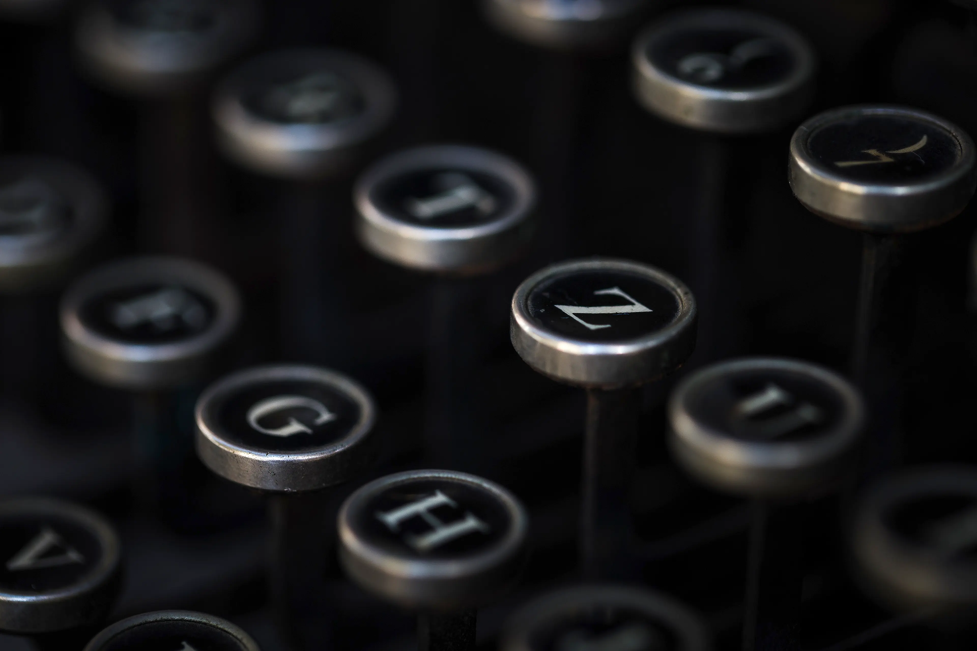 Gros plan sur les touches d'une machine à écrire