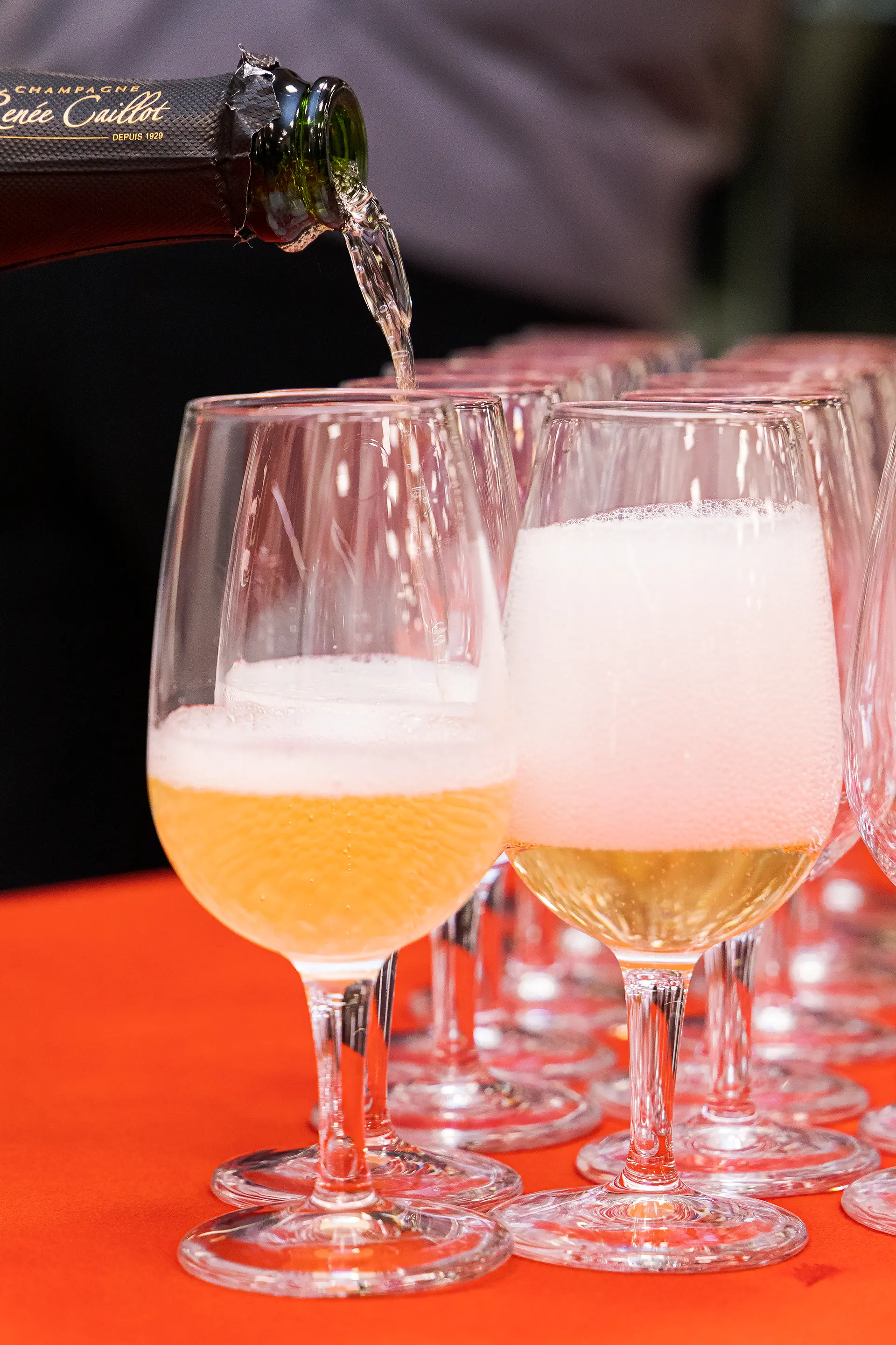 Coupes de champagne remplies par une bouteille