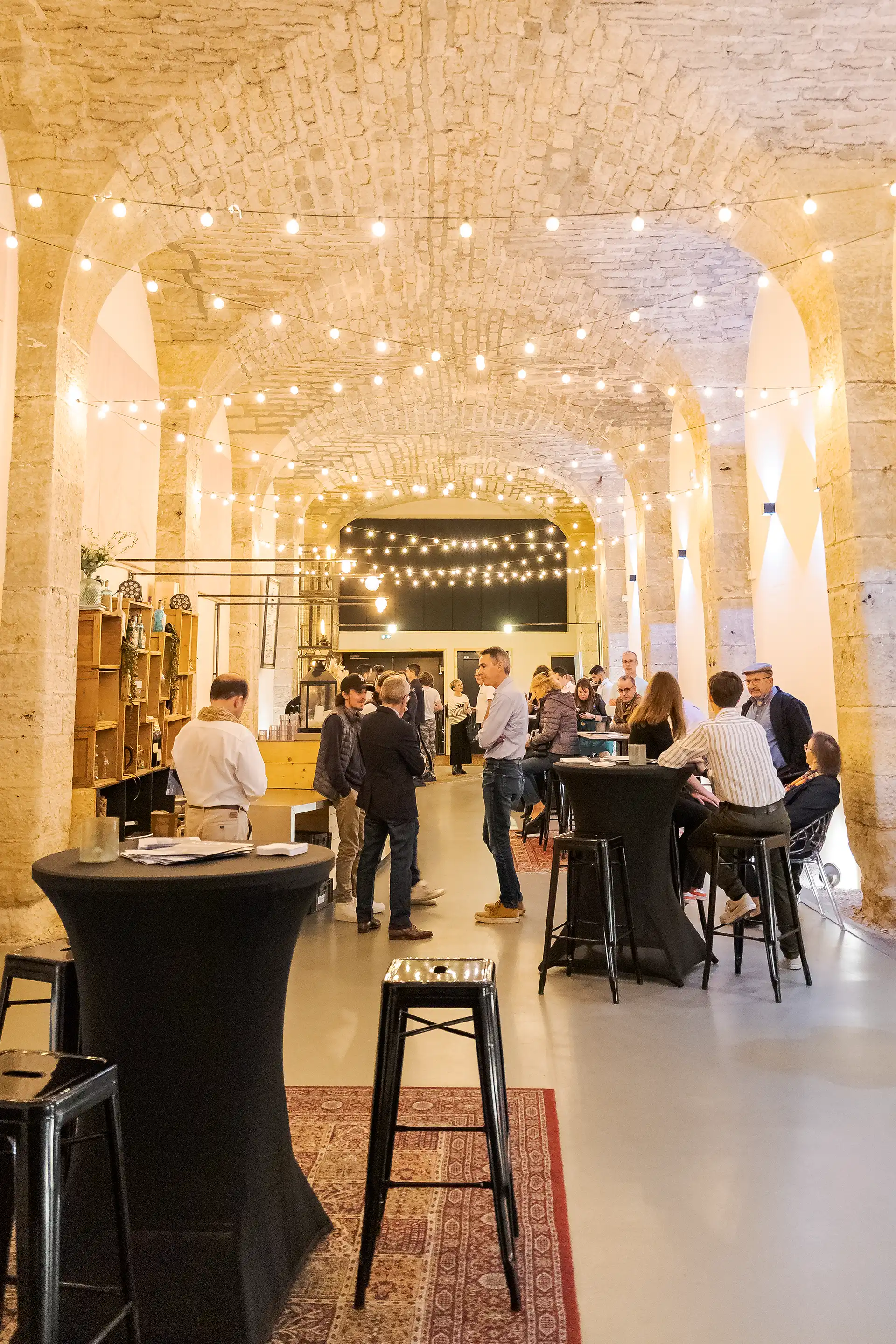 Intérieur d'un caveau en pierre pour une inauguration