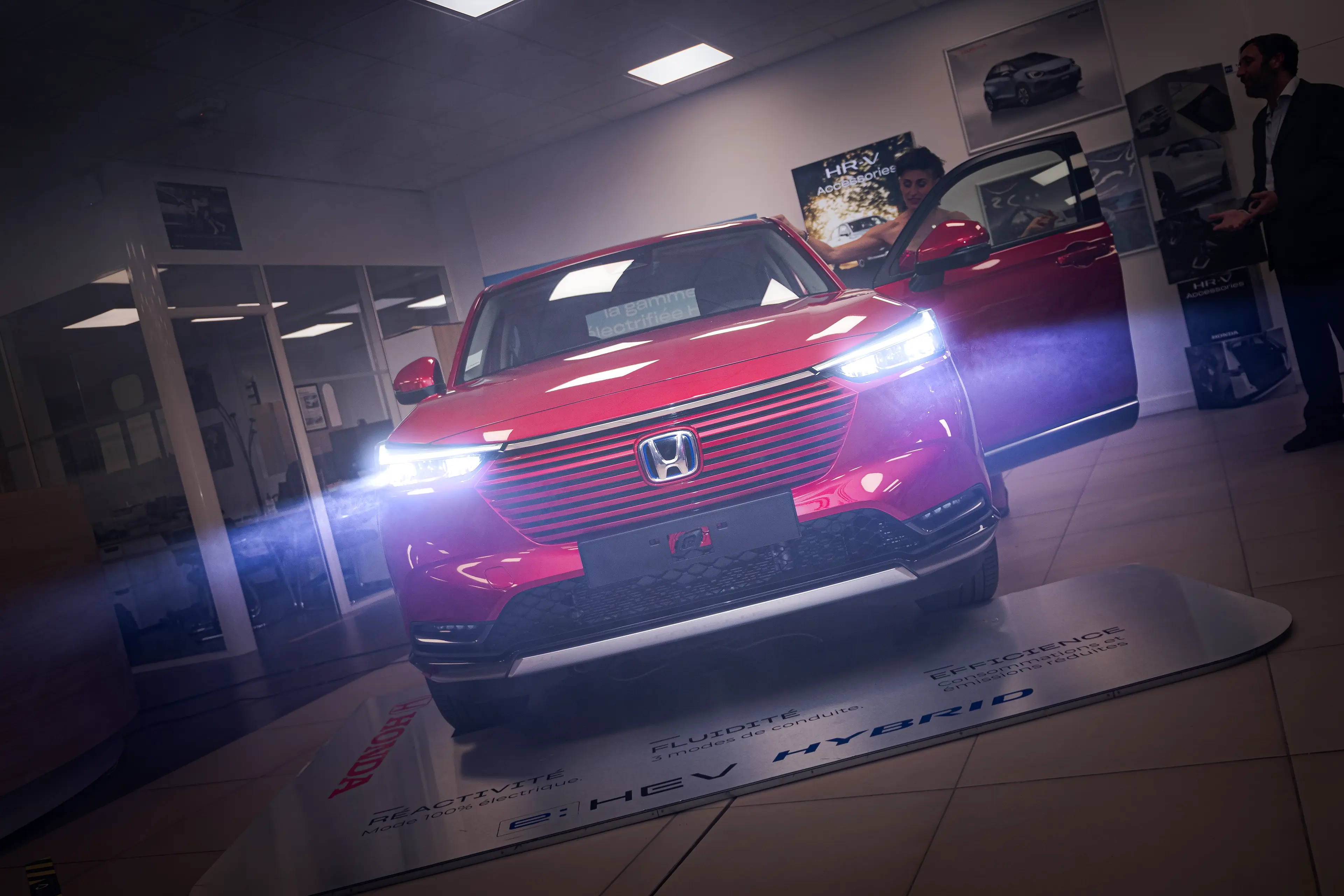 Inauguration Honda CR-V 3 rouge avec de la fumée