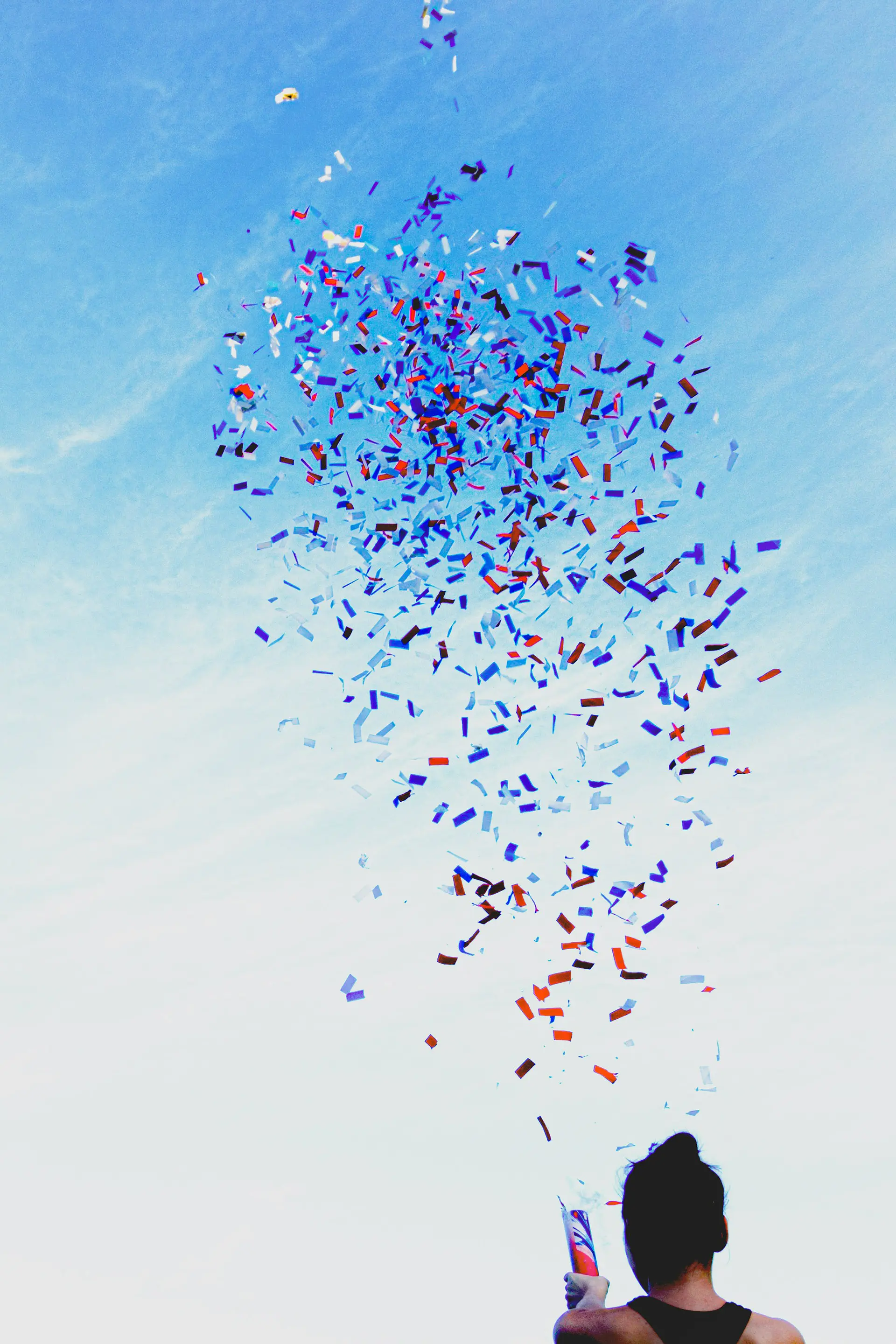 Homme avec un canon à confettis