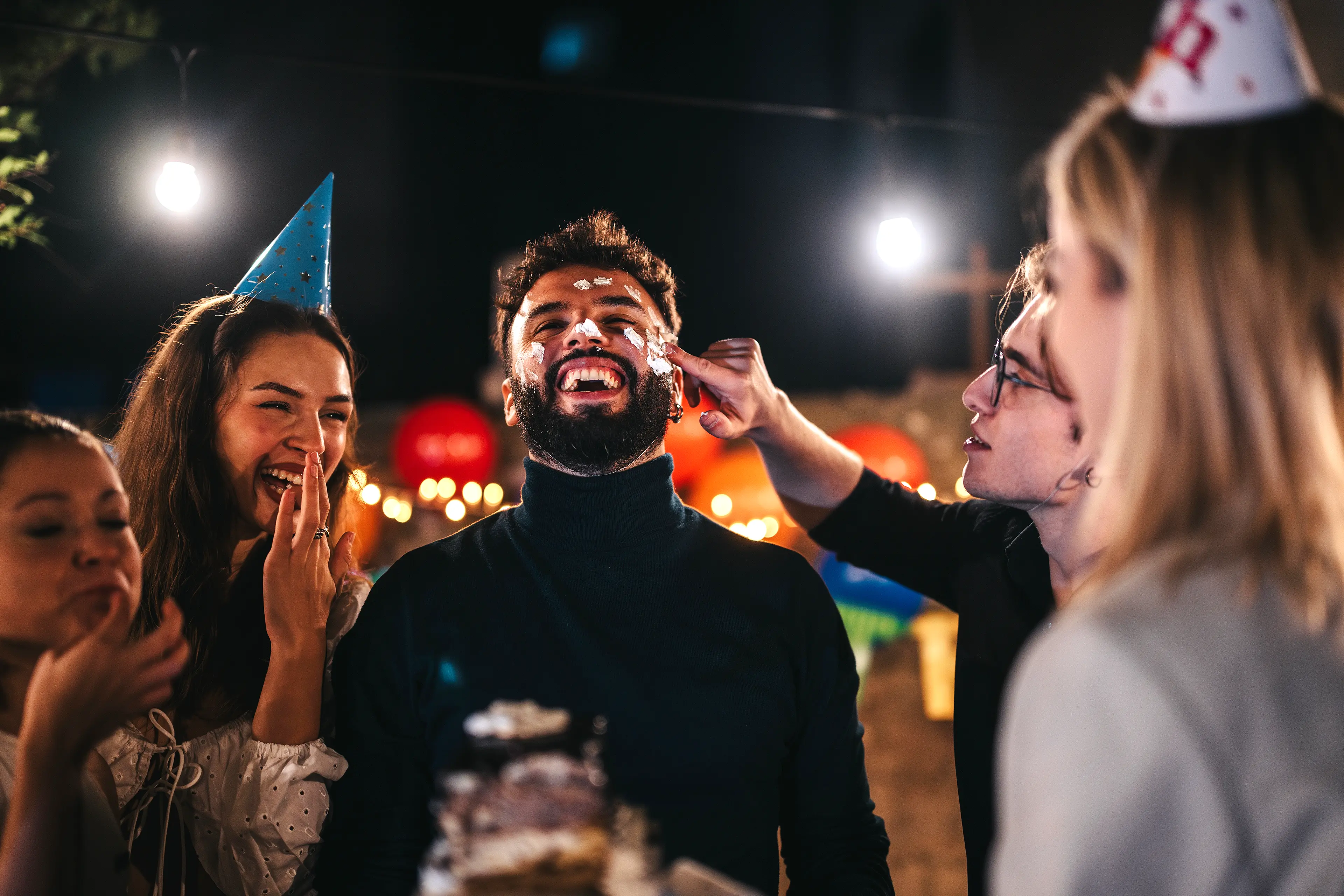 Homme qui se fait mettre du gĂąteau sur le visage pendant un anniversaire