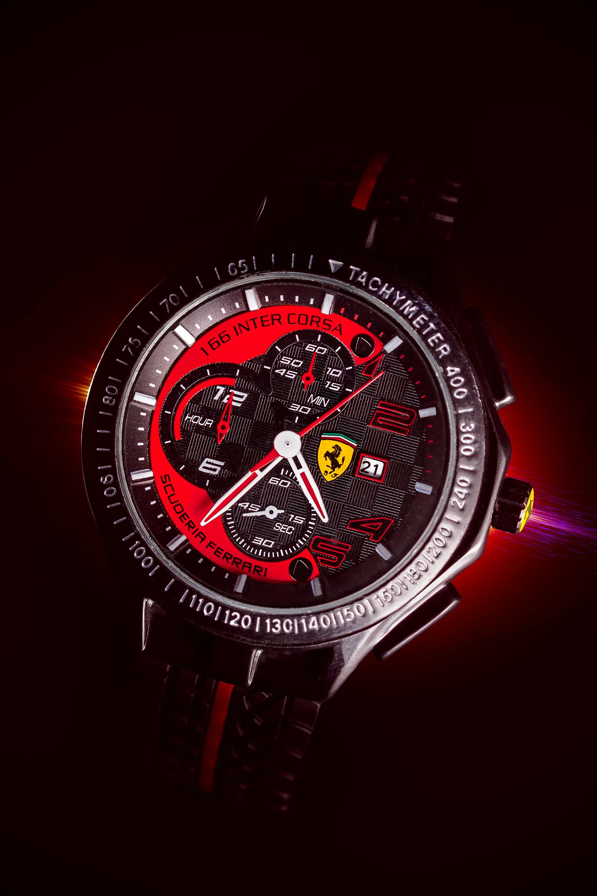 Montre Ferrari rouge sur fond noir et rouge