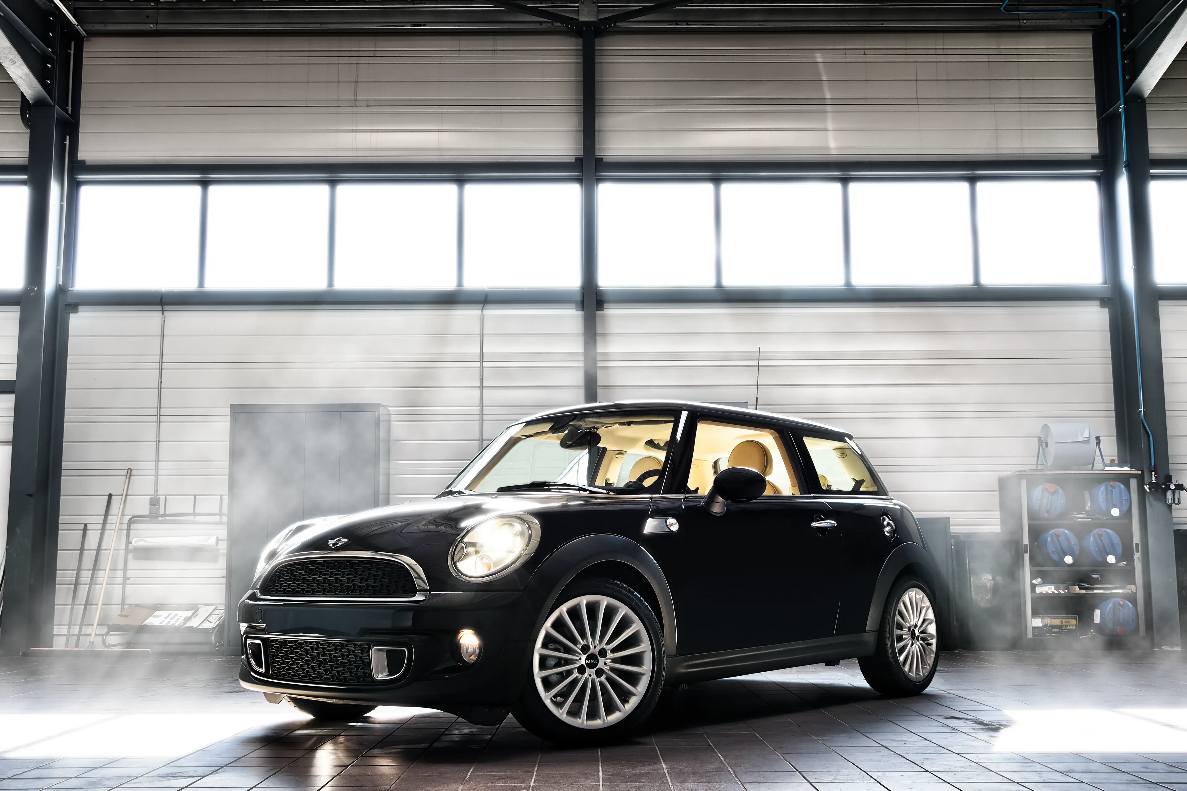 Mini Cooper S Goodwood noire de 3/4 avant dans un garage