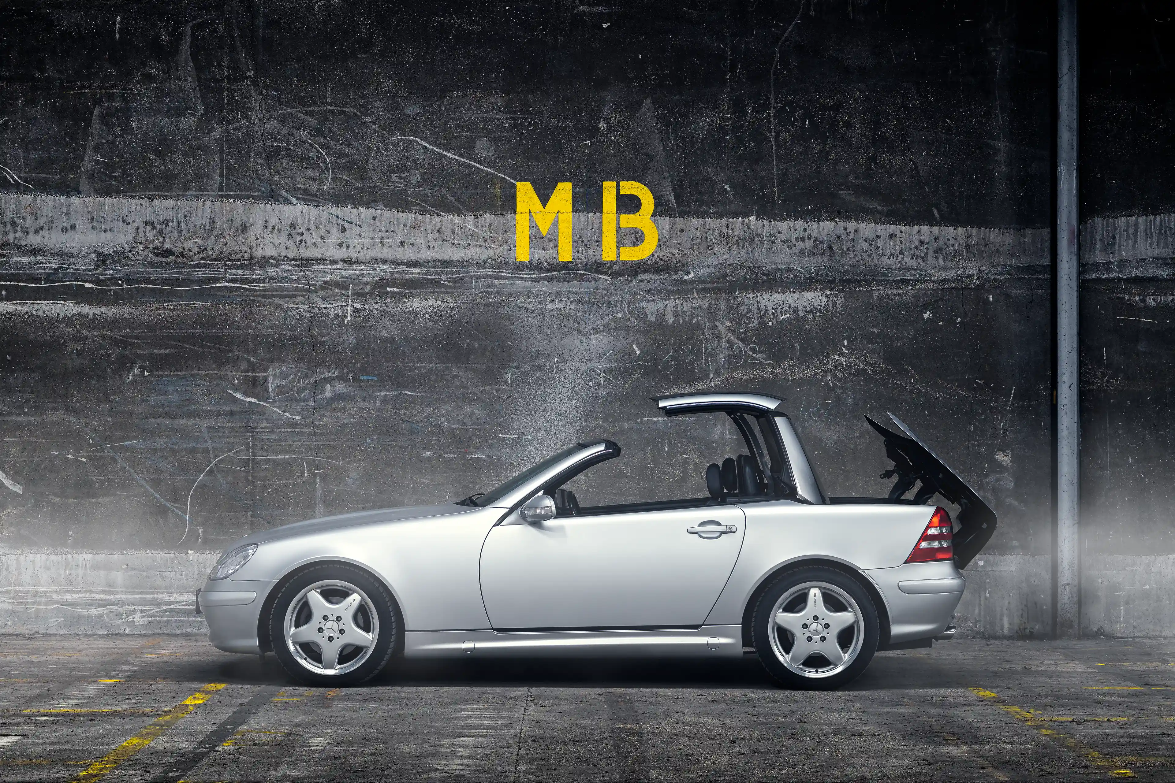 Mercedes SLK R170 grise de profil en train de se décapoter