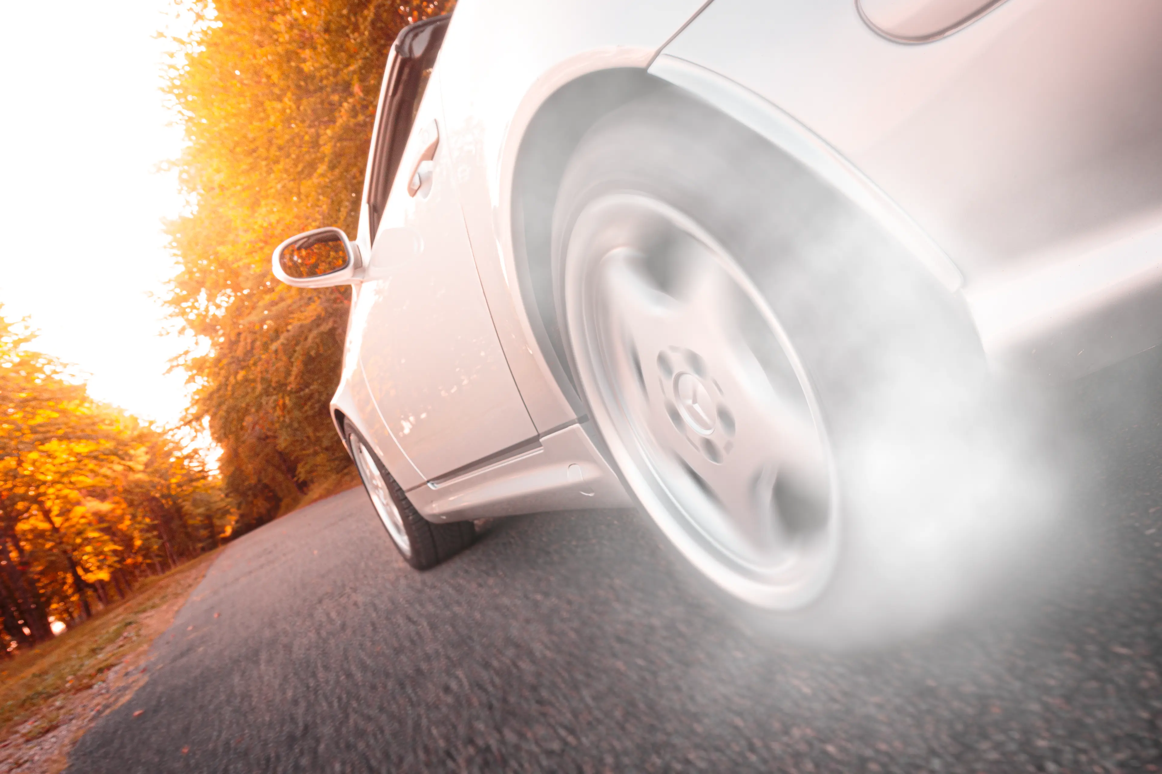 Mercedes SLK R170 grise en train de faire un burnout