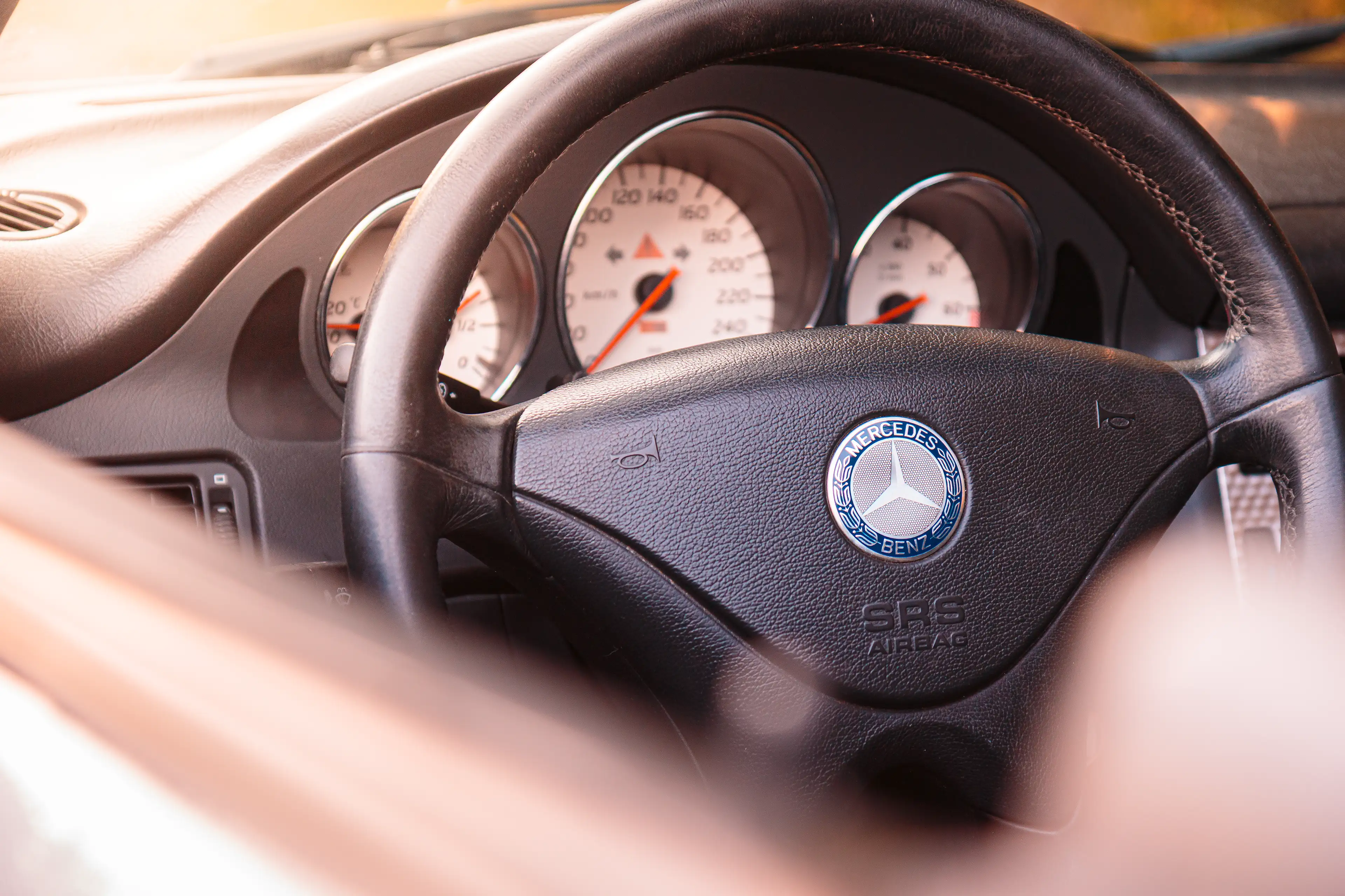 Volant d'une Mercedes SLK R170