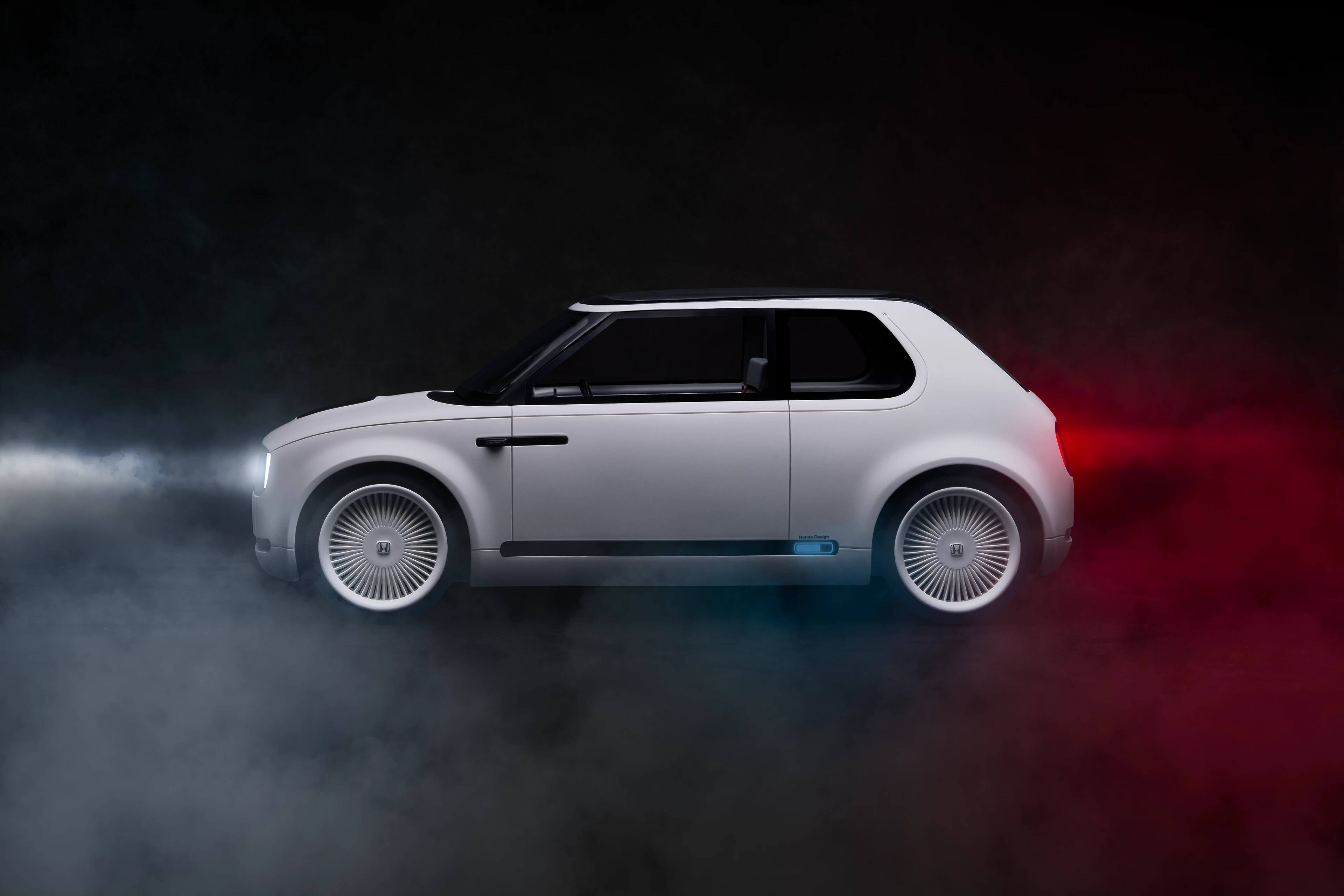 Honda E Urban EV Concept blanche de profil dans le brouillard