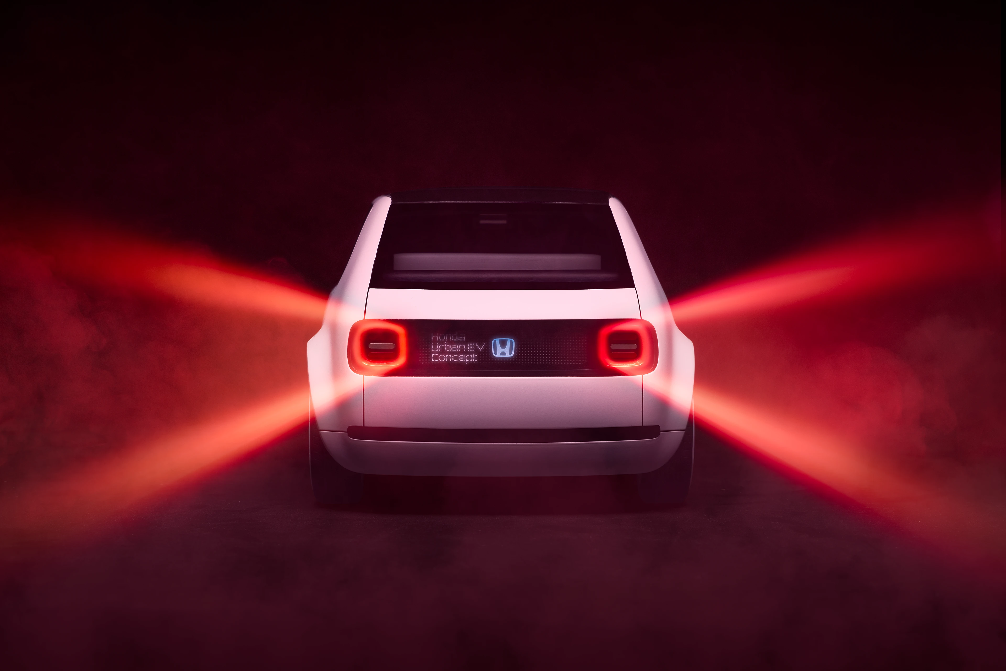Arrière d'une Honda E Urban EV Concept blanche dans le brouillard