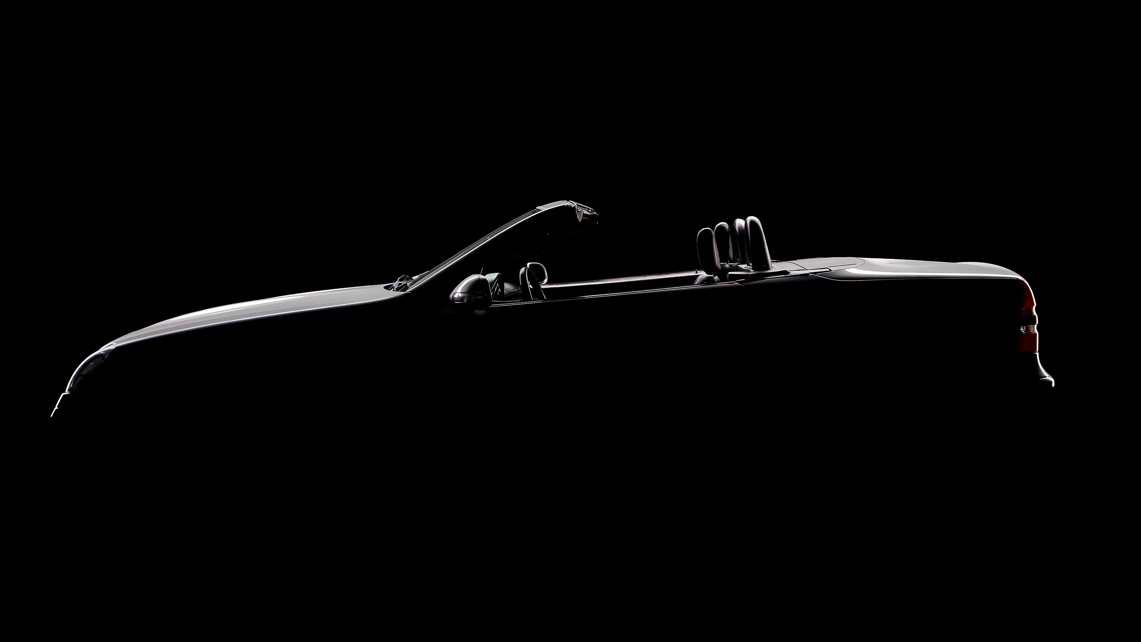 Silhouette d'une Mercedes SLK R170 de profil en light painting