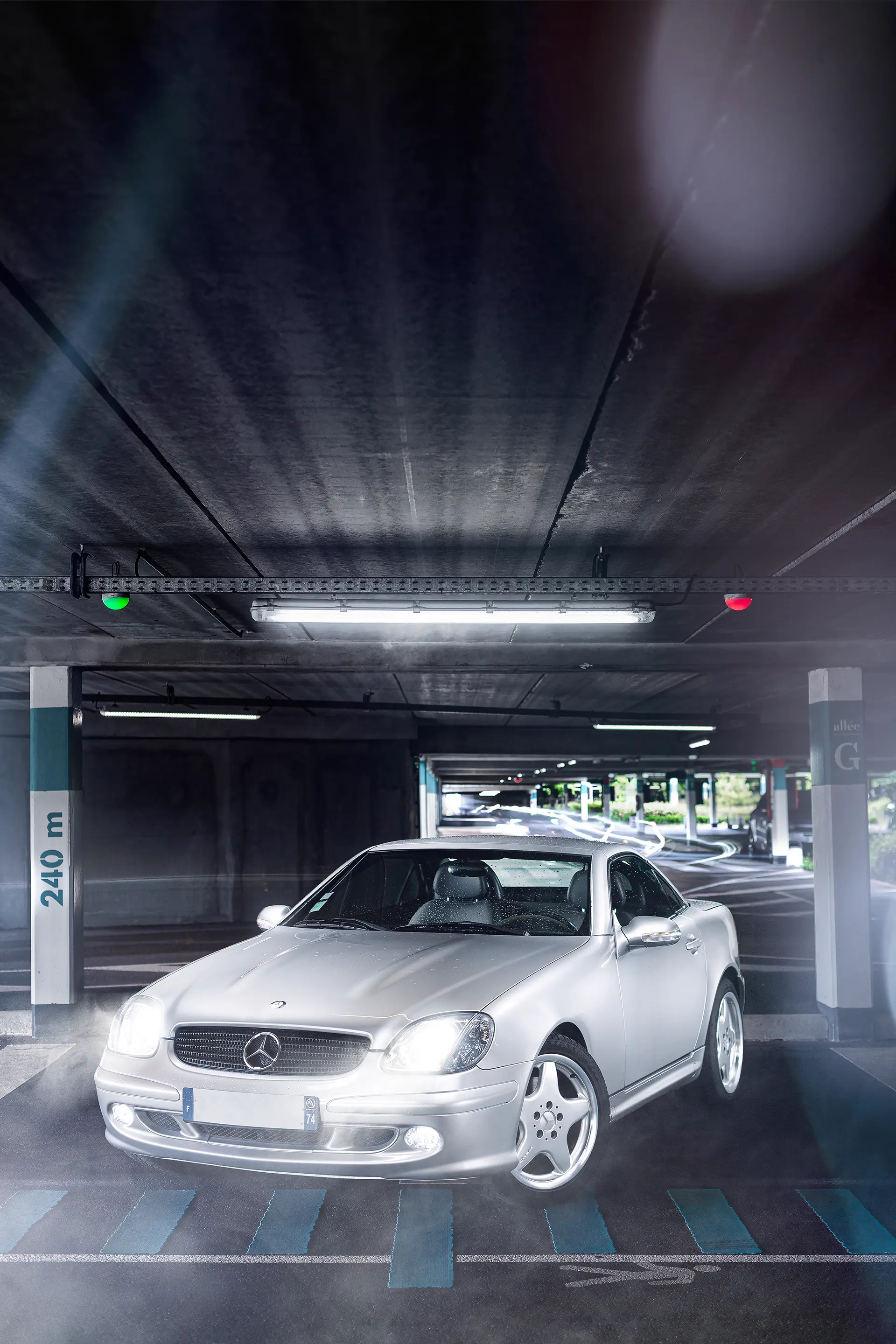 Mercedes SLK R170 grise de 3/4 avant dans un parking au flash