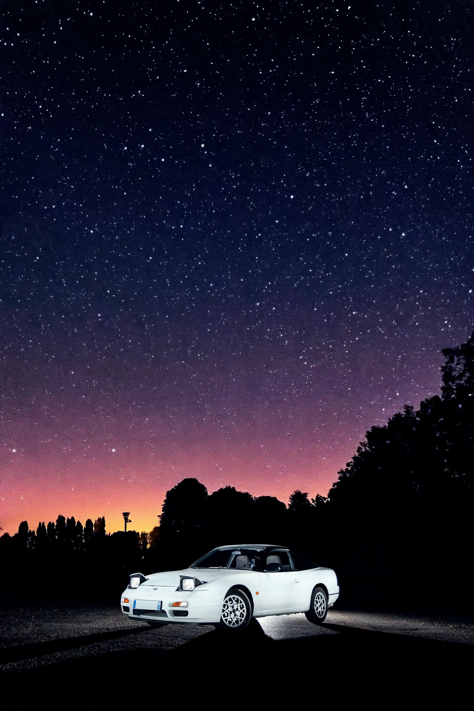Nissan 200SX RS13 blanche de 3/4 avant de nuit sous les étoiles en light painting