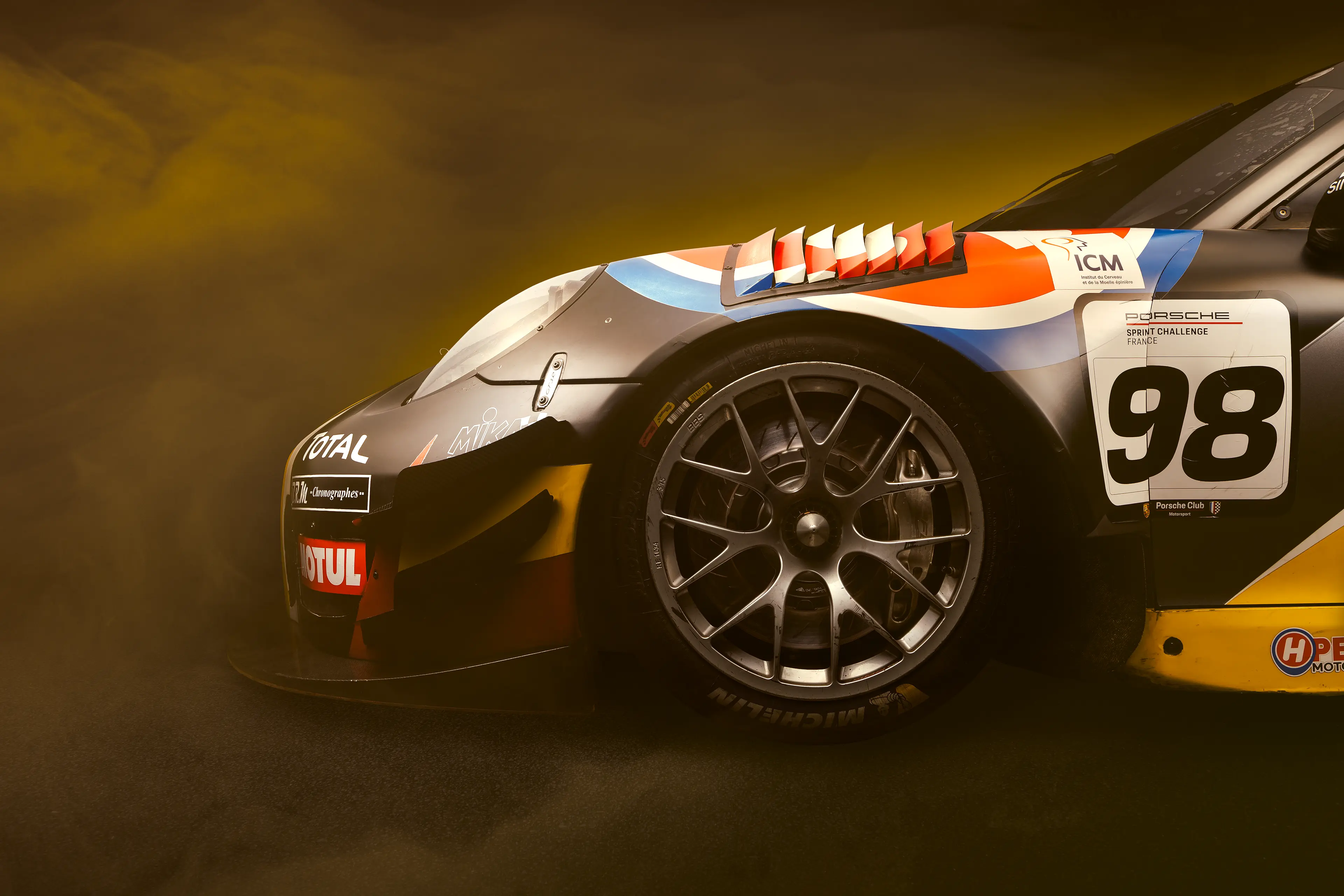 Profil avant et jante d'une Porsche 911 991 GT3 R jaune et noire HPEC Motorsport de Charles Milesi avec la technique FDL