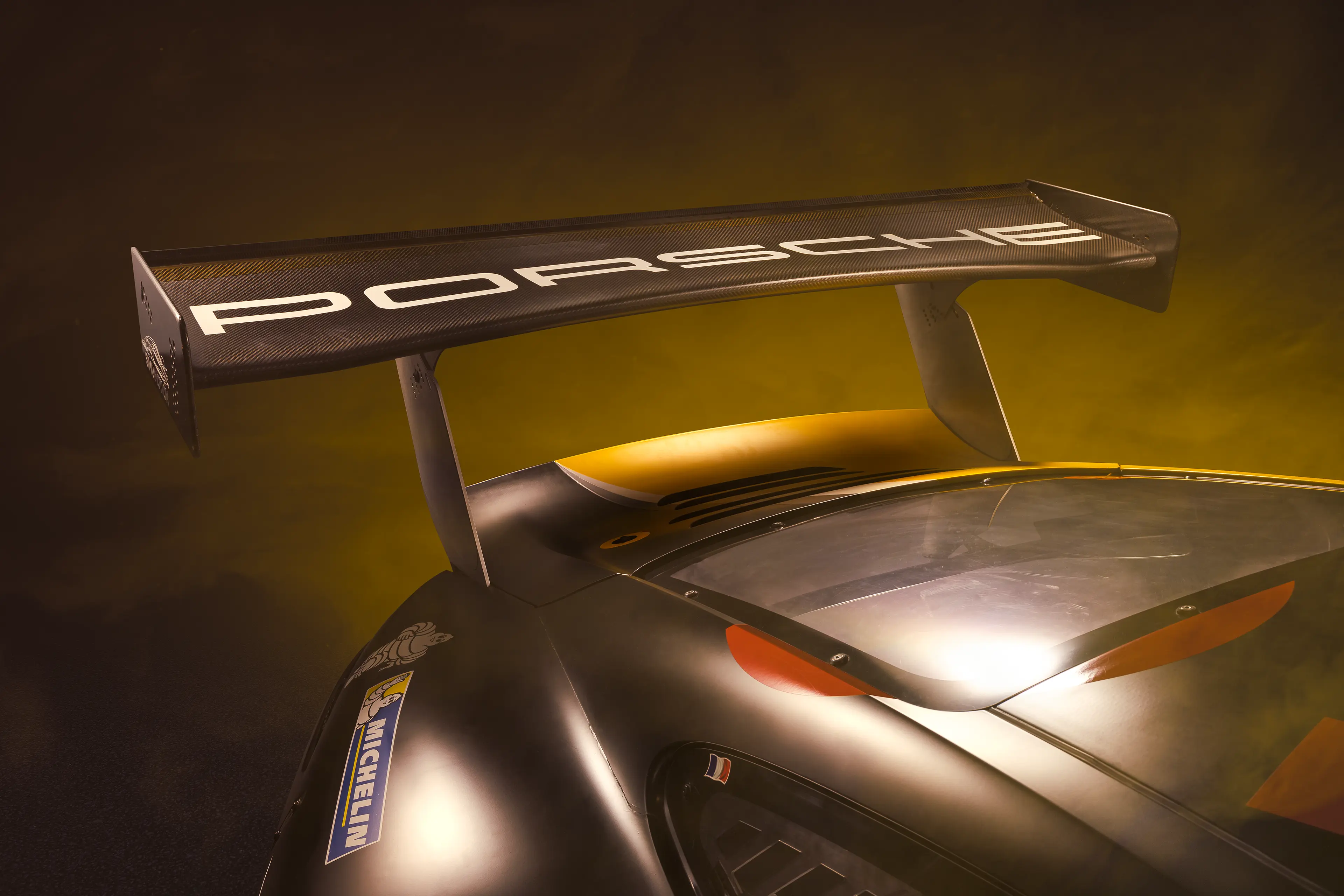 Aileron arrière d'une Porsche 911 991 GT3 R jaune et noire HPEC Motorsport de Charles Milesi avec la technique FDL