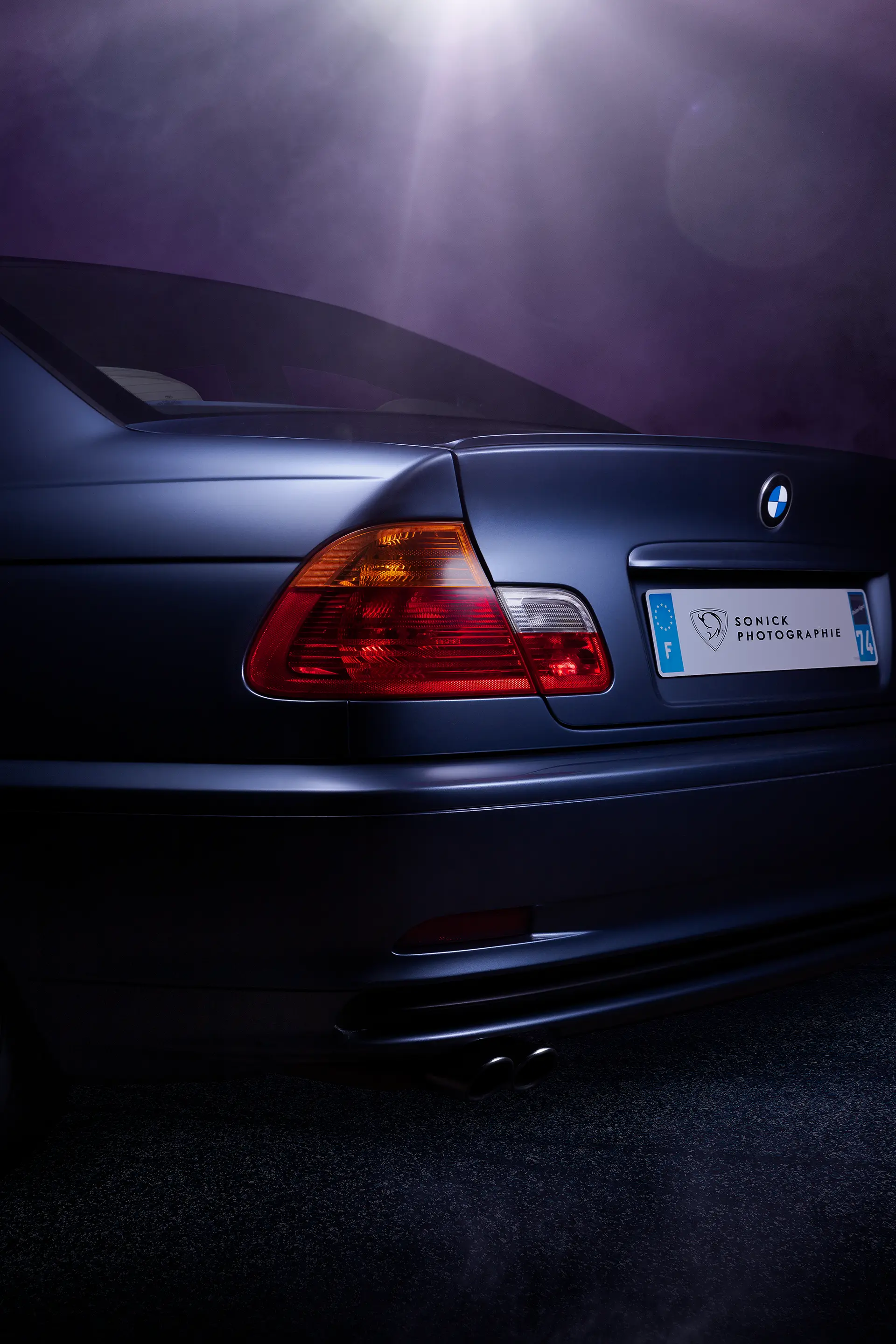 Coffre d'une BMW 328i (E46) bleue avec la technique FDL