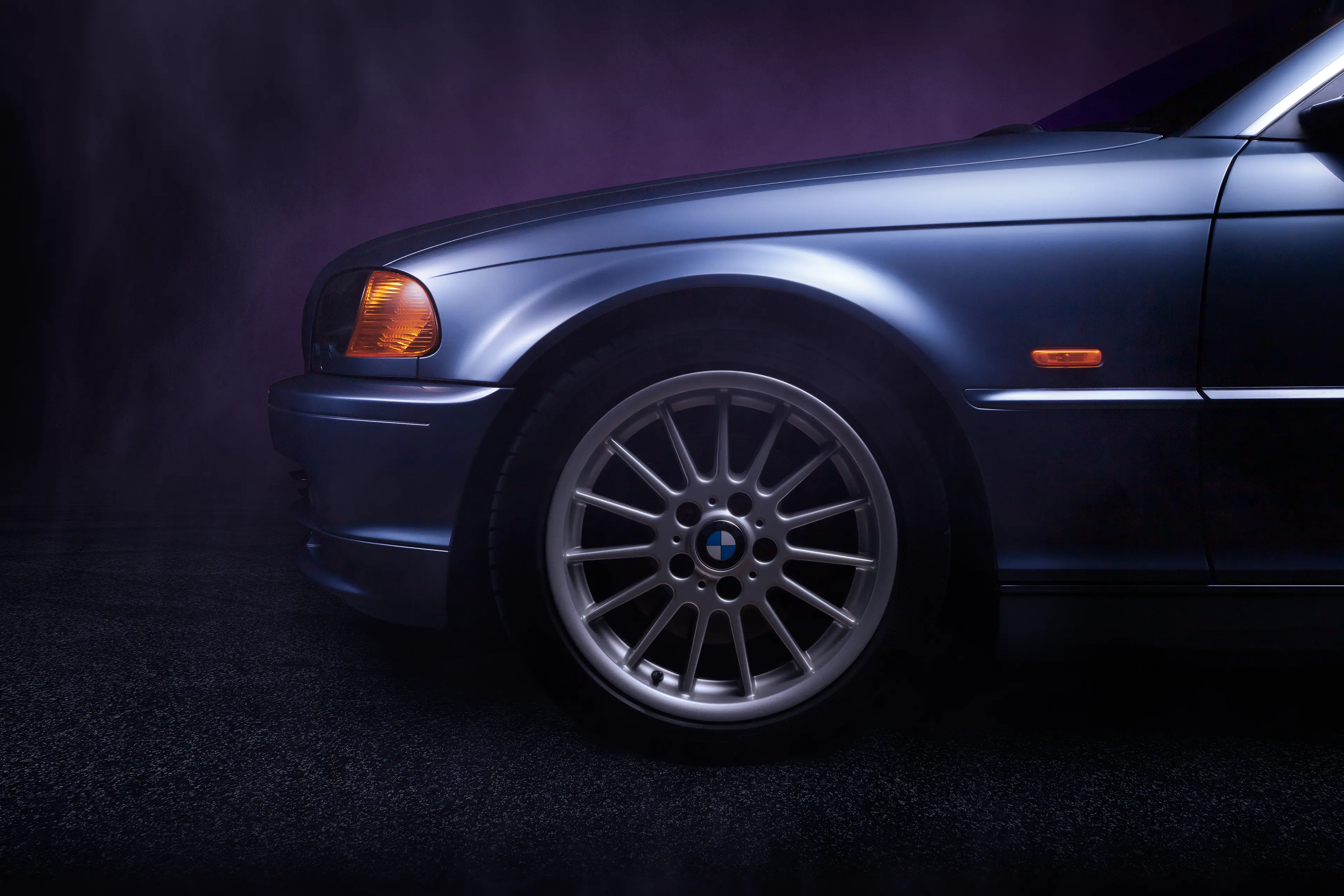 Aile avant et jante d'une BMW 328i (E46) bleue avec la technique FDL