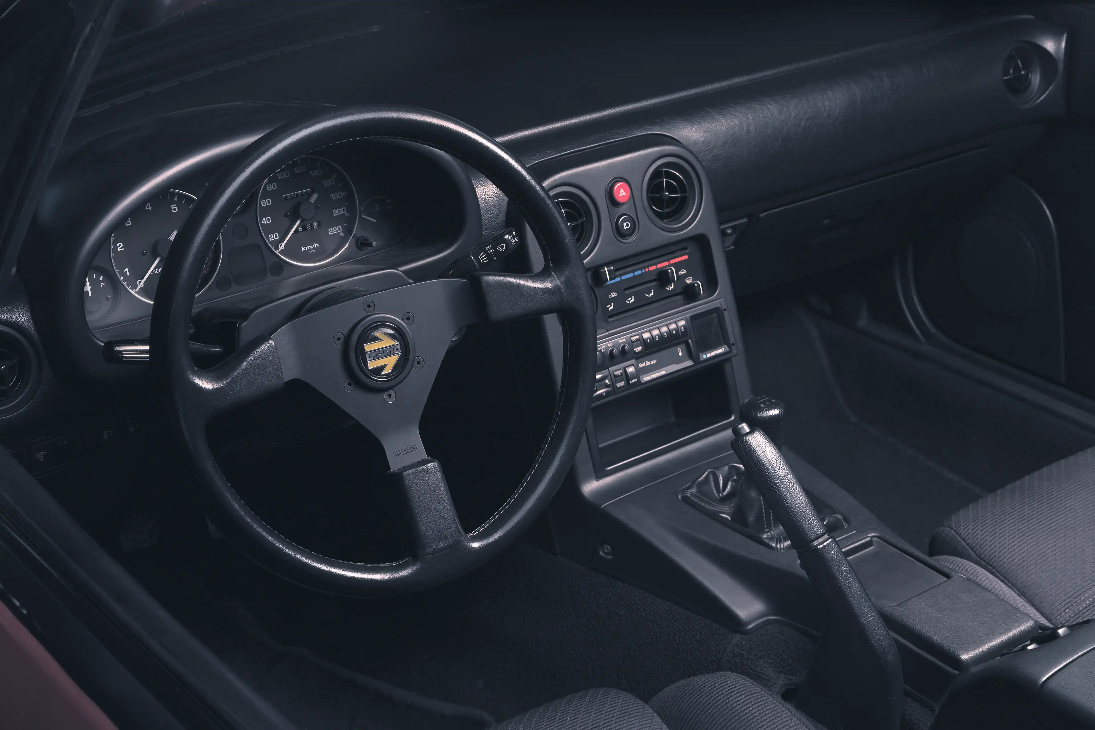 Intérieur d'une Mazda MX-5 NA avec le volant Momo prise avec la technique FDL