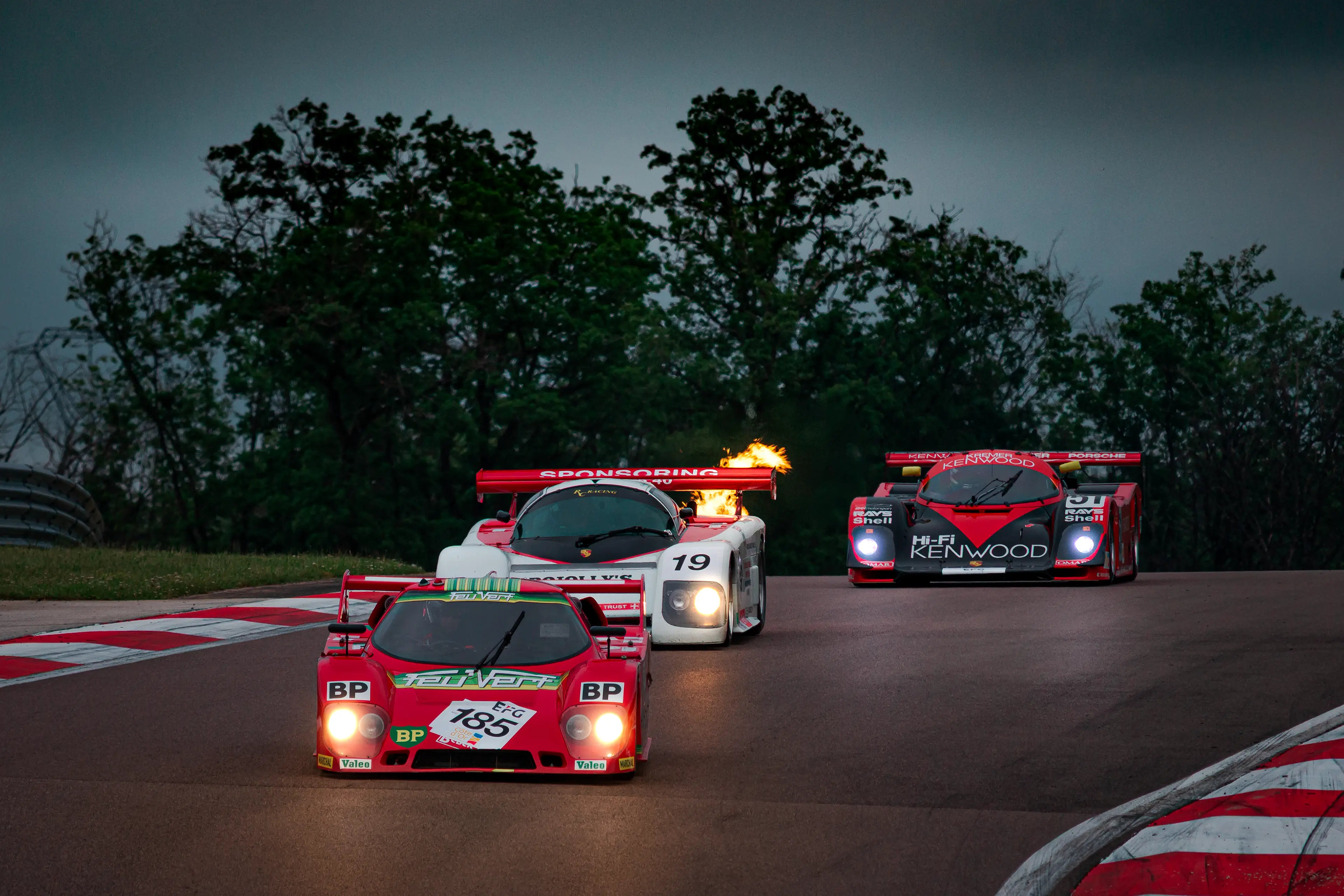 Sthermo SM rouge, March Porsche 85G blanche, Kremer Porsche 962 CK6 noire et rouge sur le circuit de Dijon-Prenois
