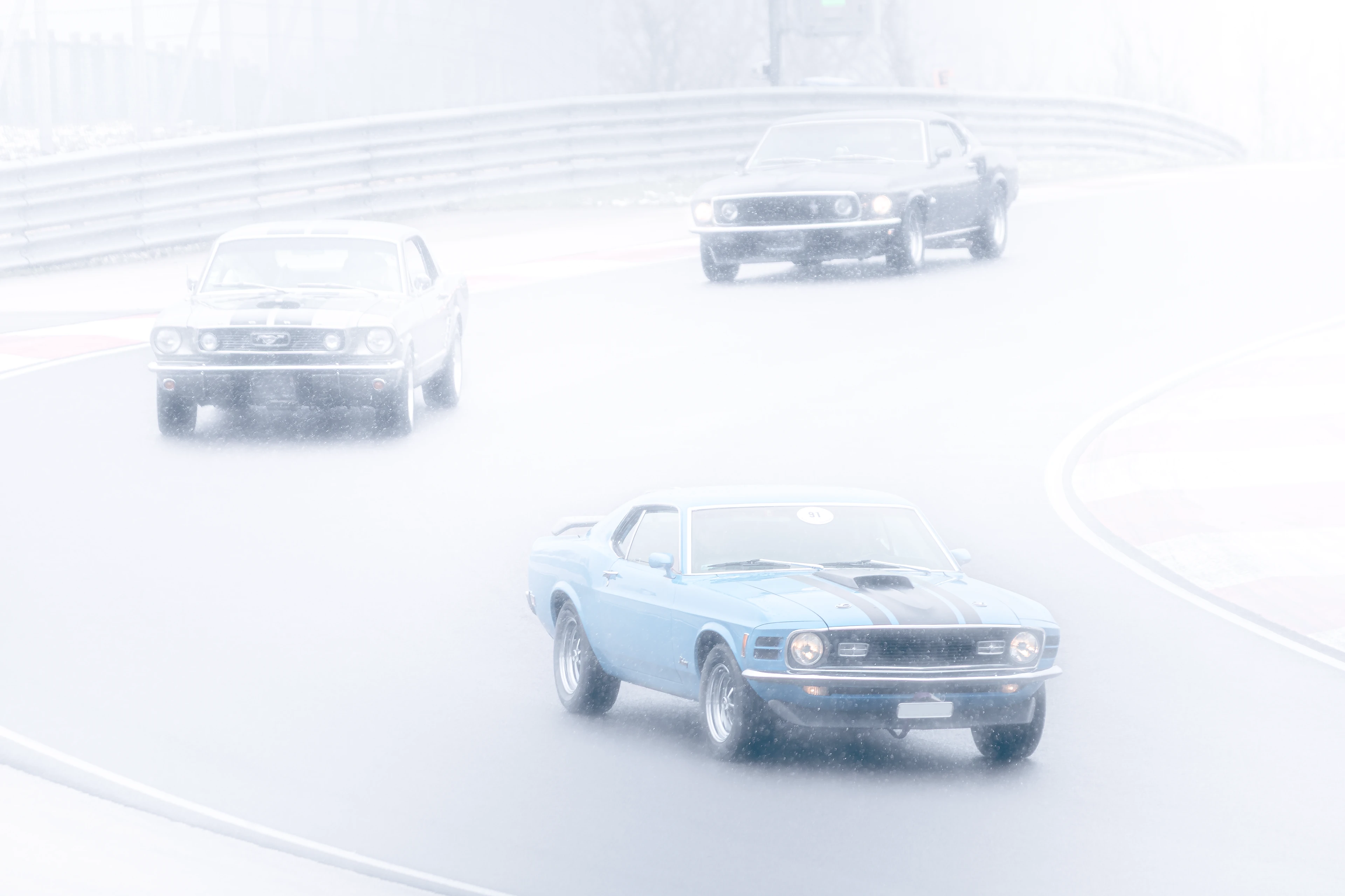 Trois Ford Mustang sur le circuit de Dijon-Prenois sous la neige