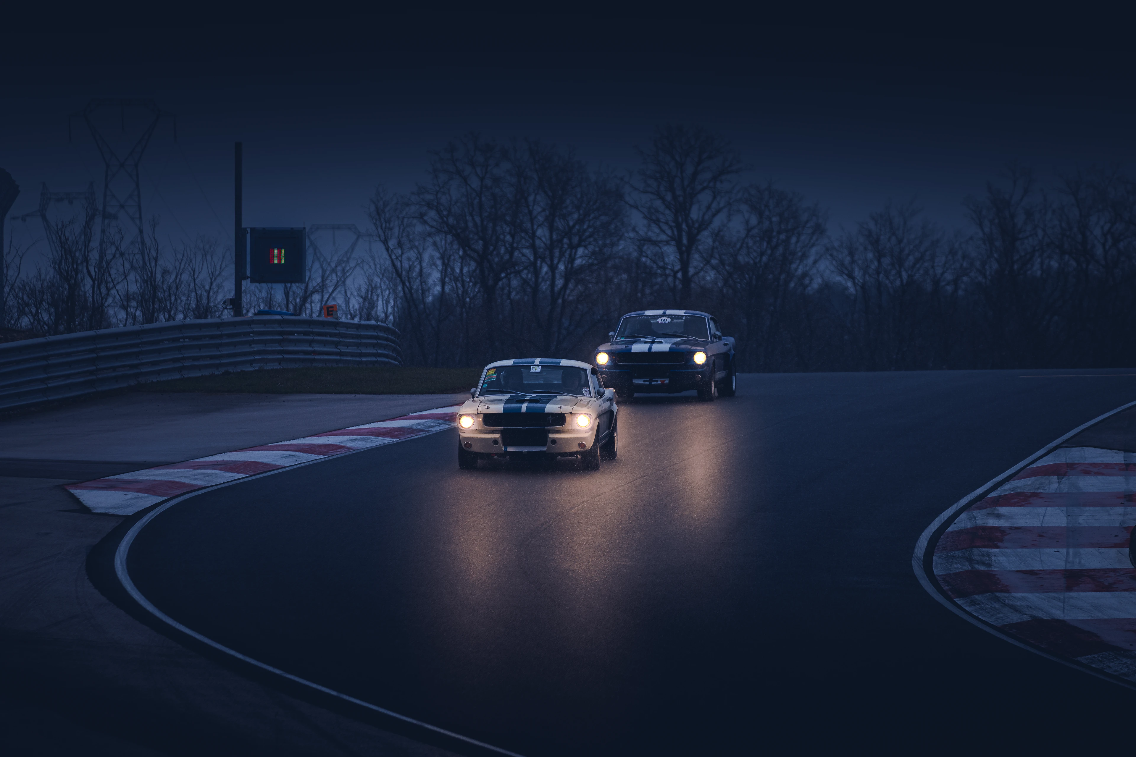 Deux Ford Mustang Fastback sur le circuit de Dijon-Prenois