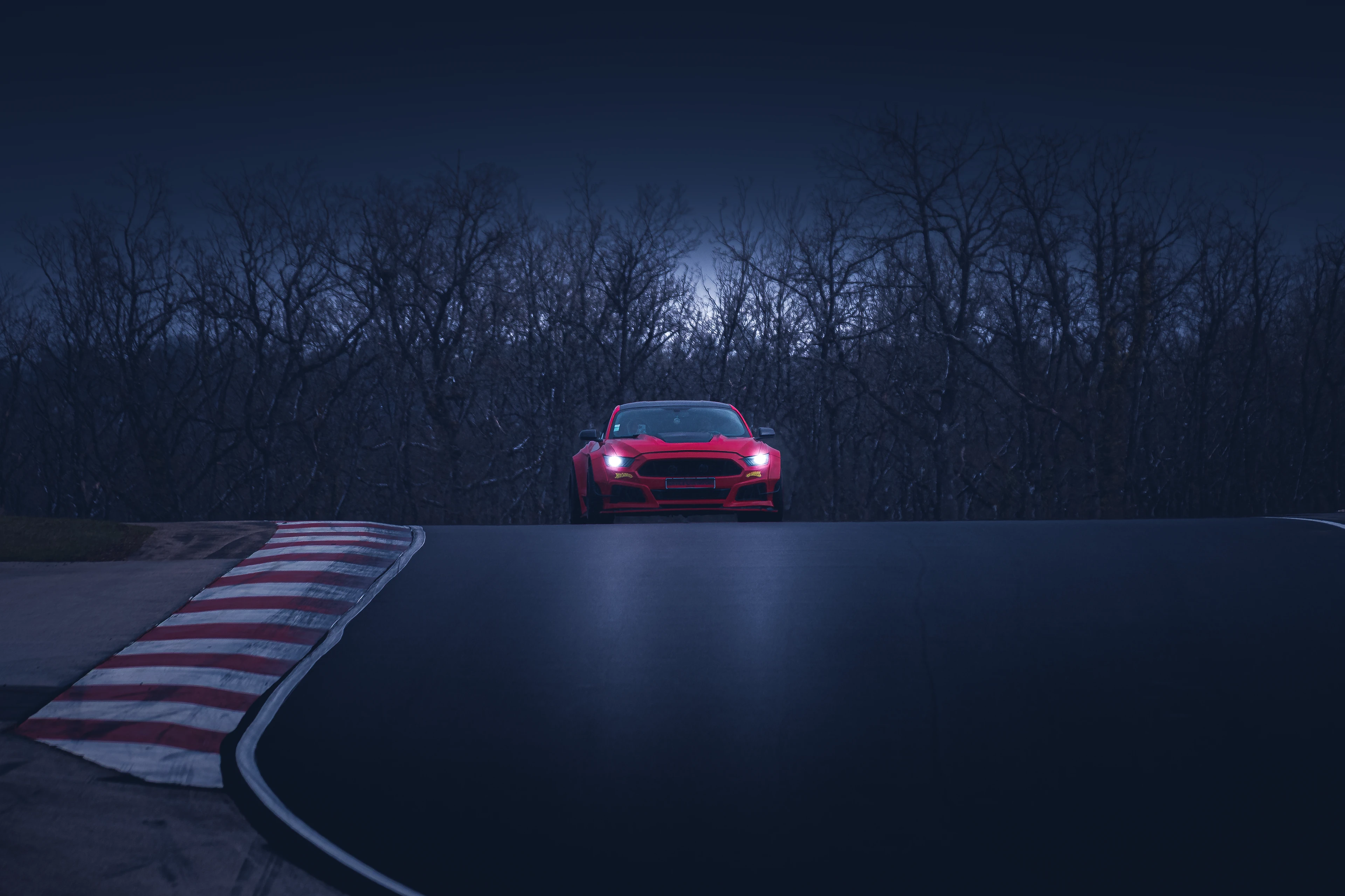 Ford Mustang rouge sur le circuit de Dijon-Prenois