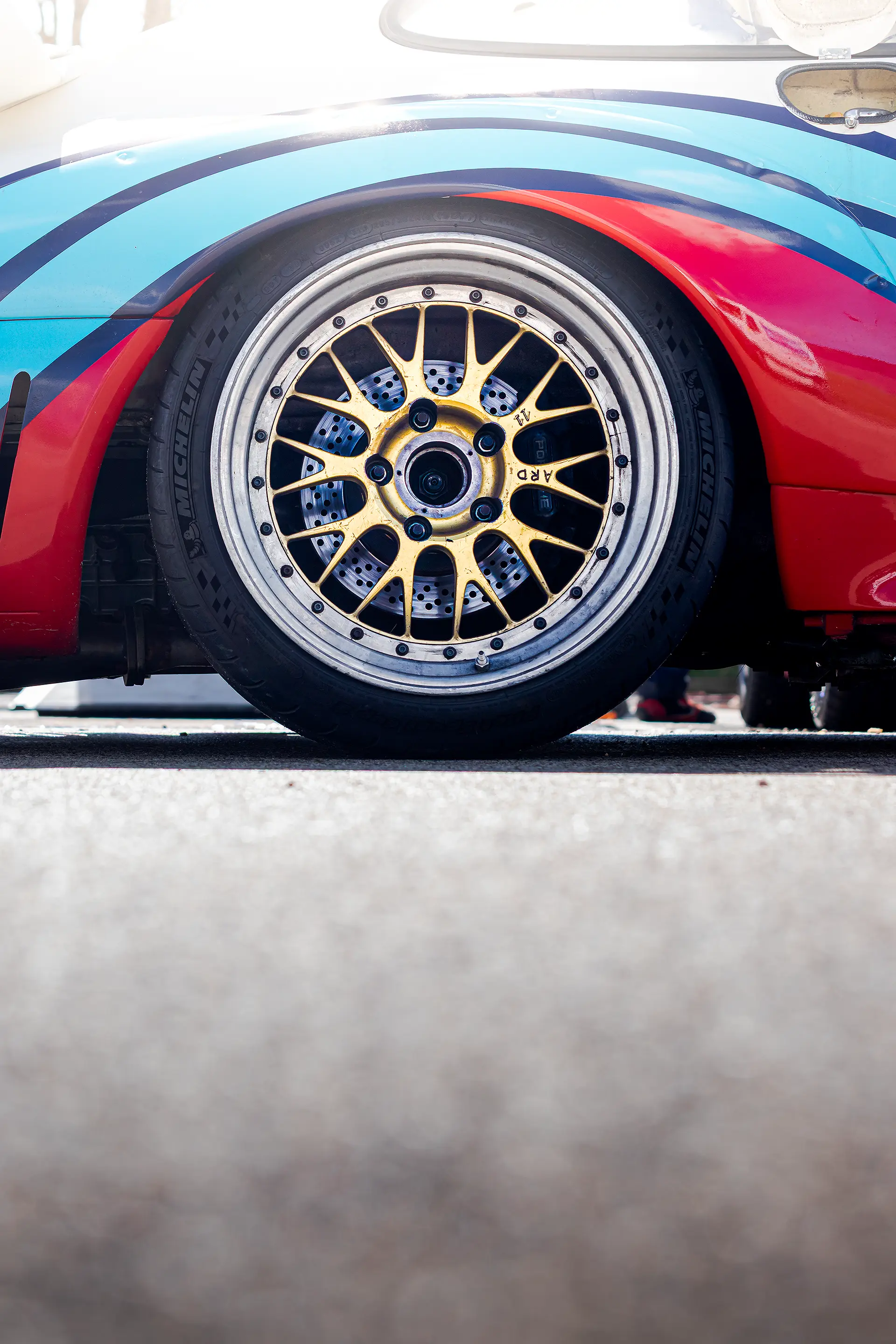 Jante BBS dorée sur une Porsche 911 Martini