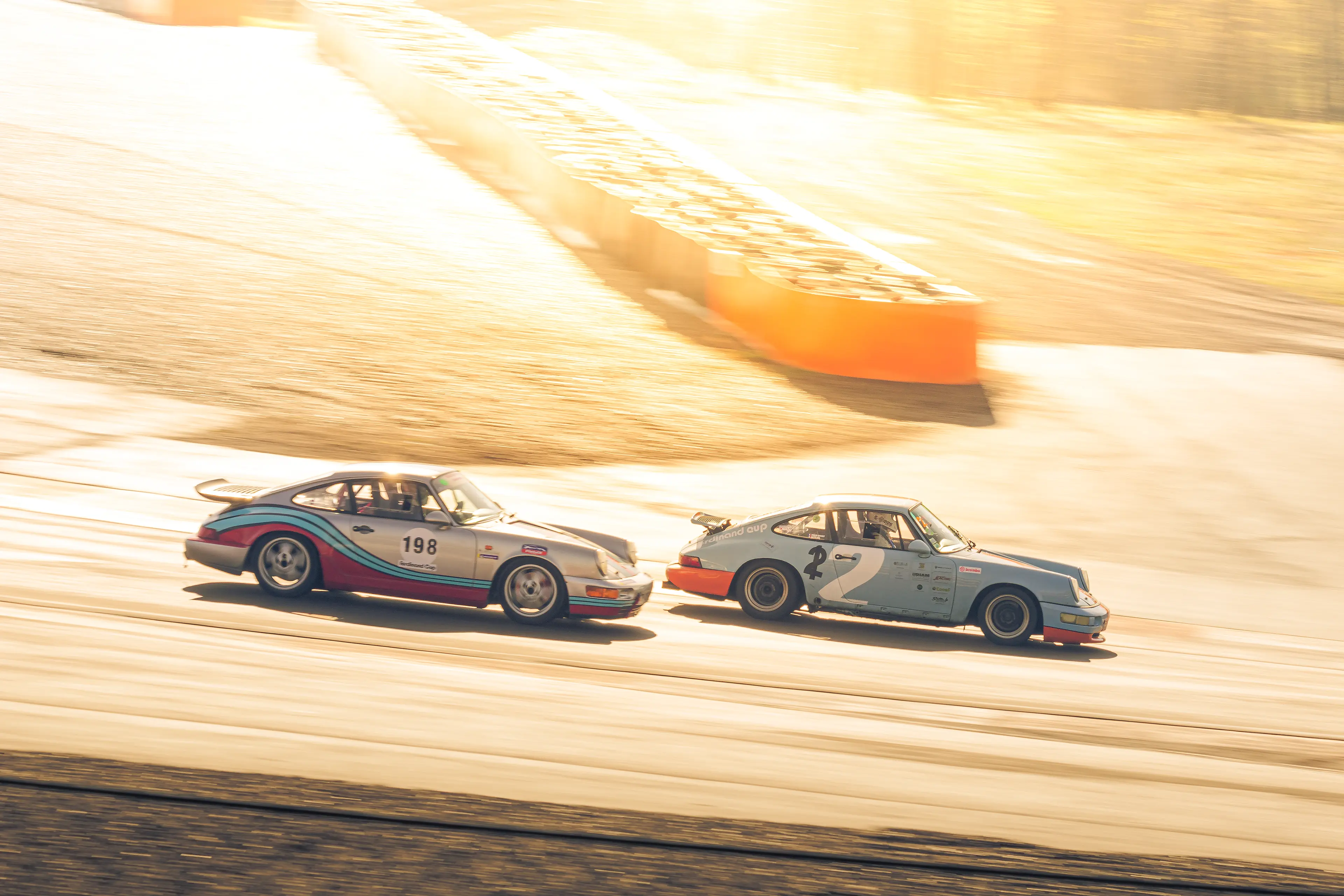 Deux Porsche 911 964 Carrera sur le circuit de Dijon-Prenois