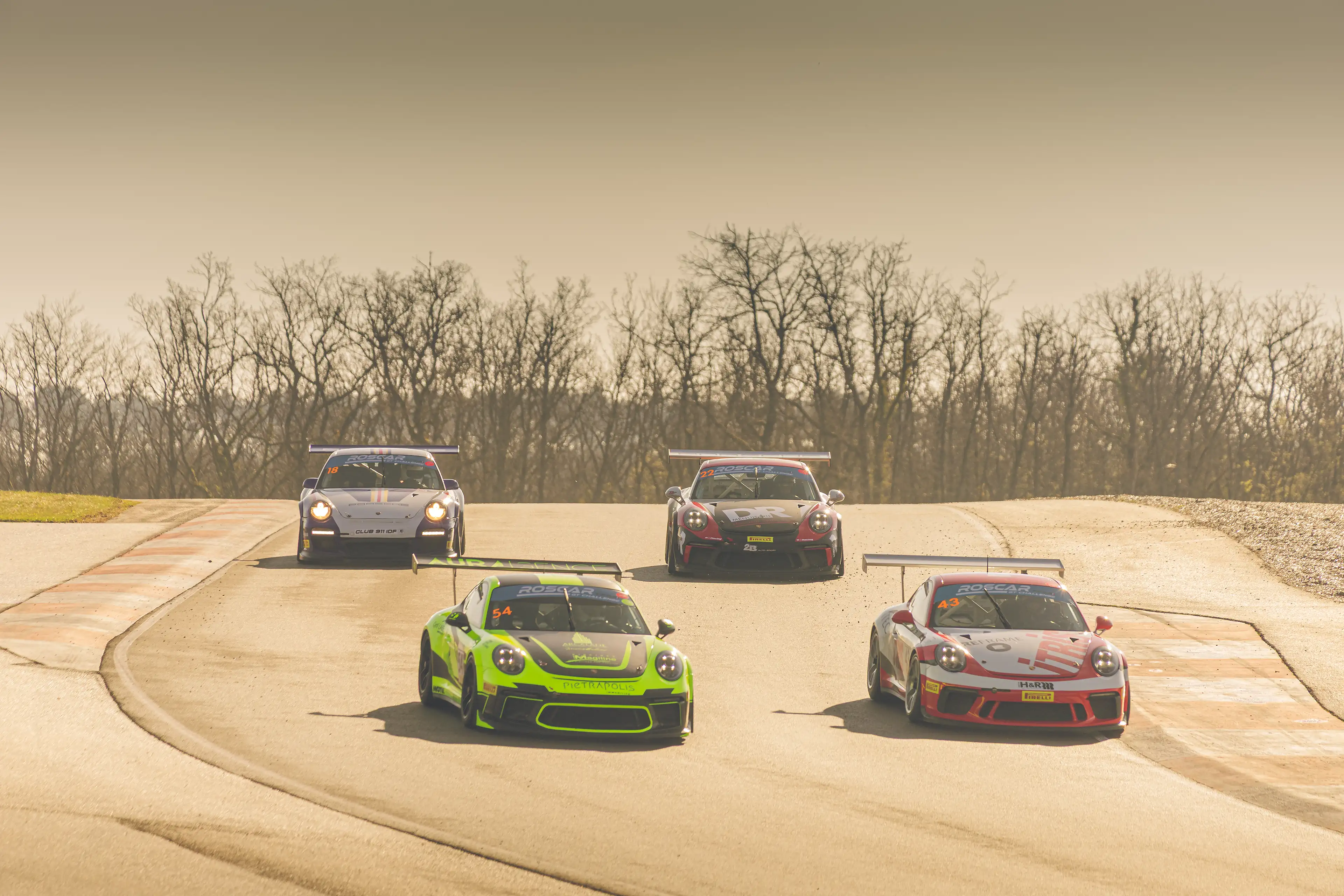 Quatre Porsche 911 991 GT3 Cup sur le circuit de Dijon-Prenois