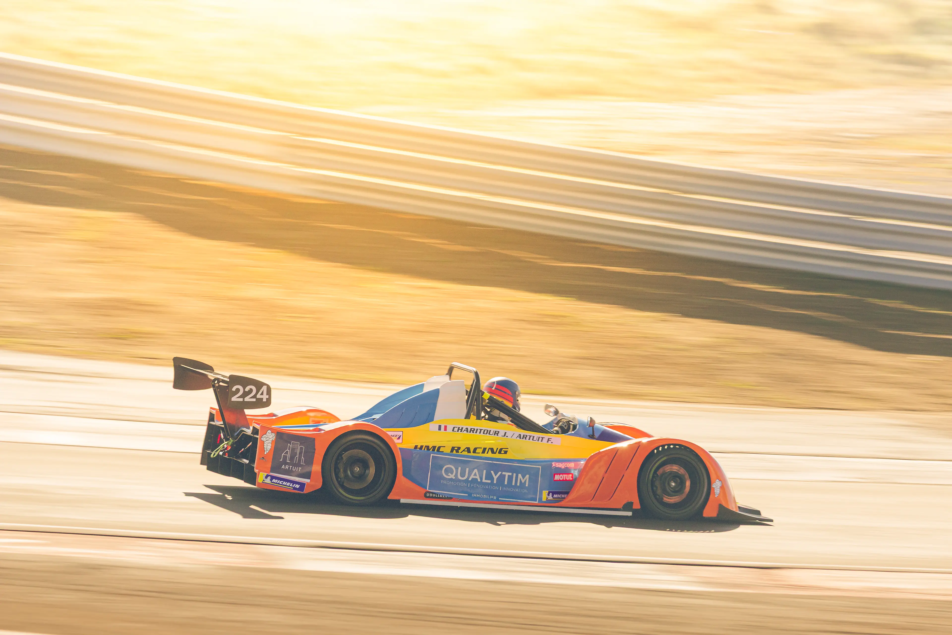 Funyo orange sur le circuit de Dijon-Prenois