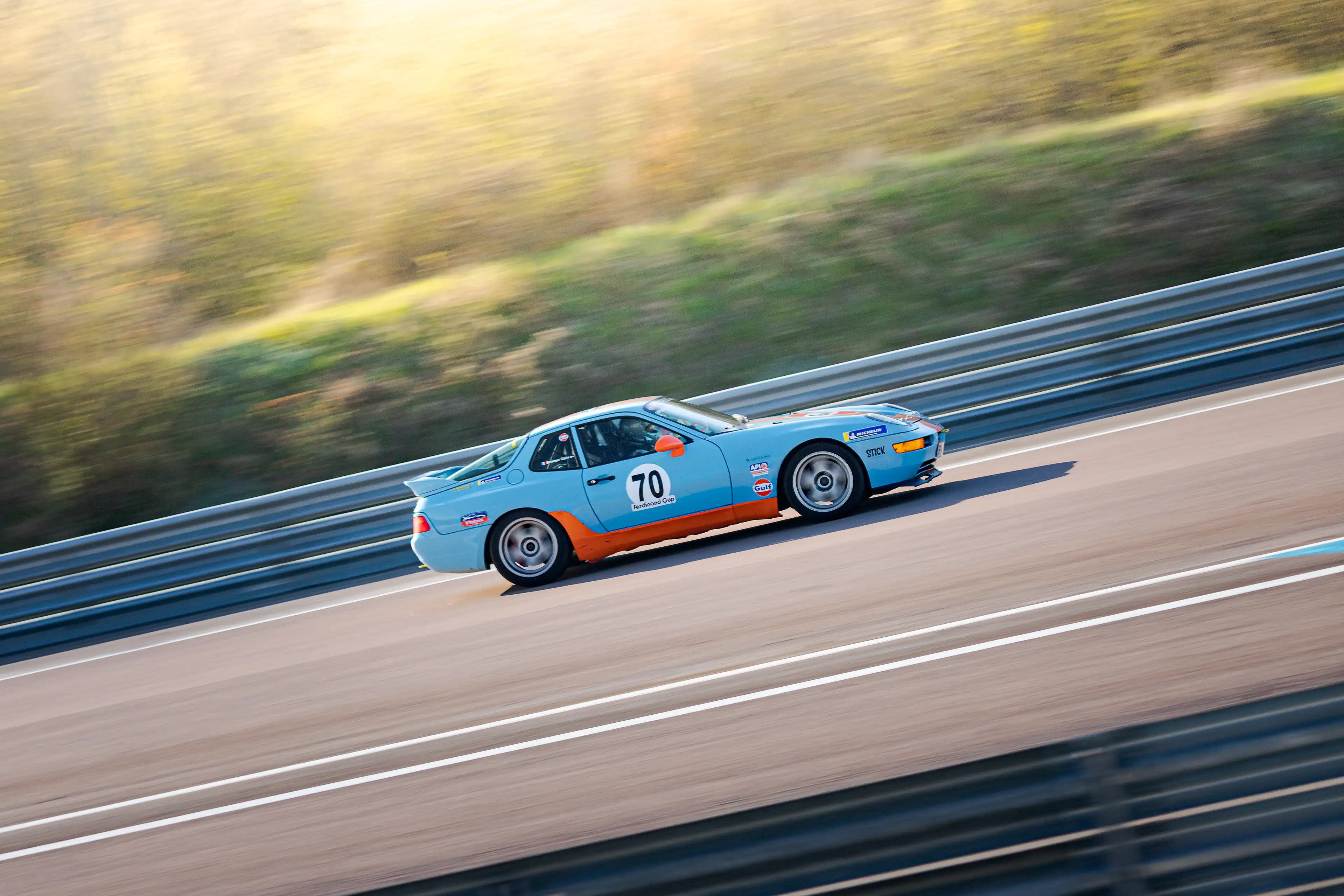 Porsche 968 bleue et orange Gulf sur le circuit de Dijon-Prenois