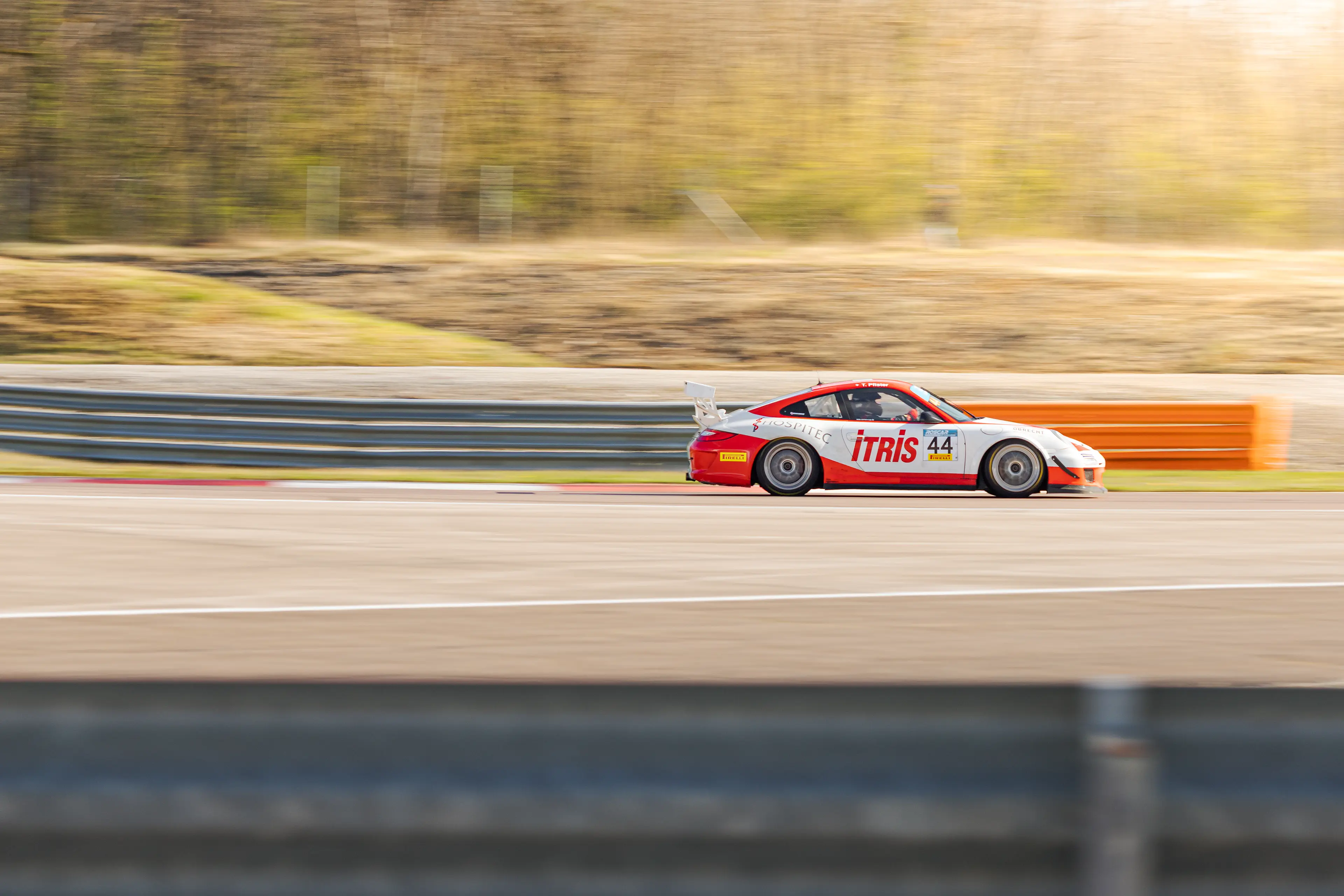 Porsche 911 997 GT3 Cup blanche et rouge sur le circuit de Dijon-Prenois
