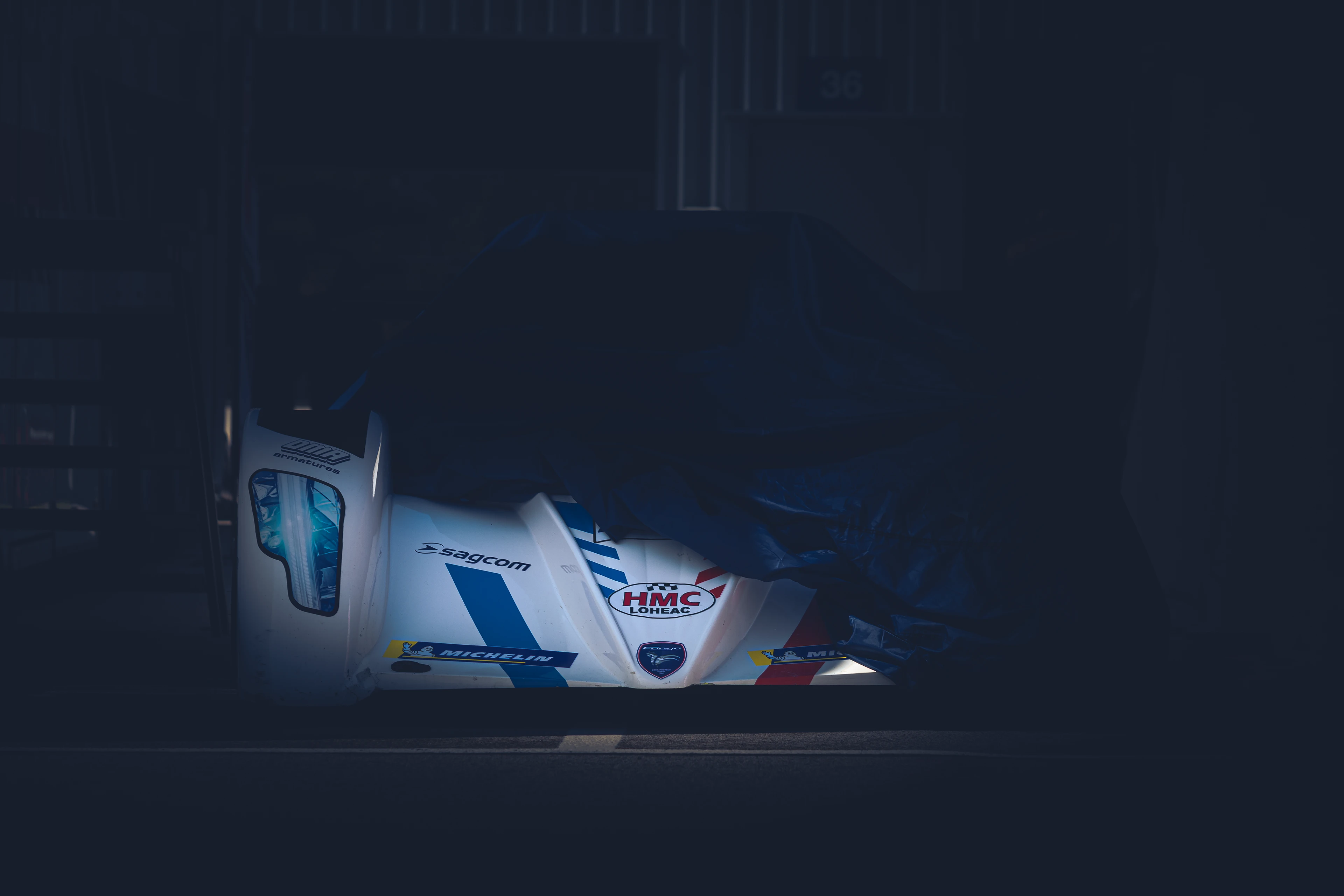 Funyo blanche couverte d'un tissu noir