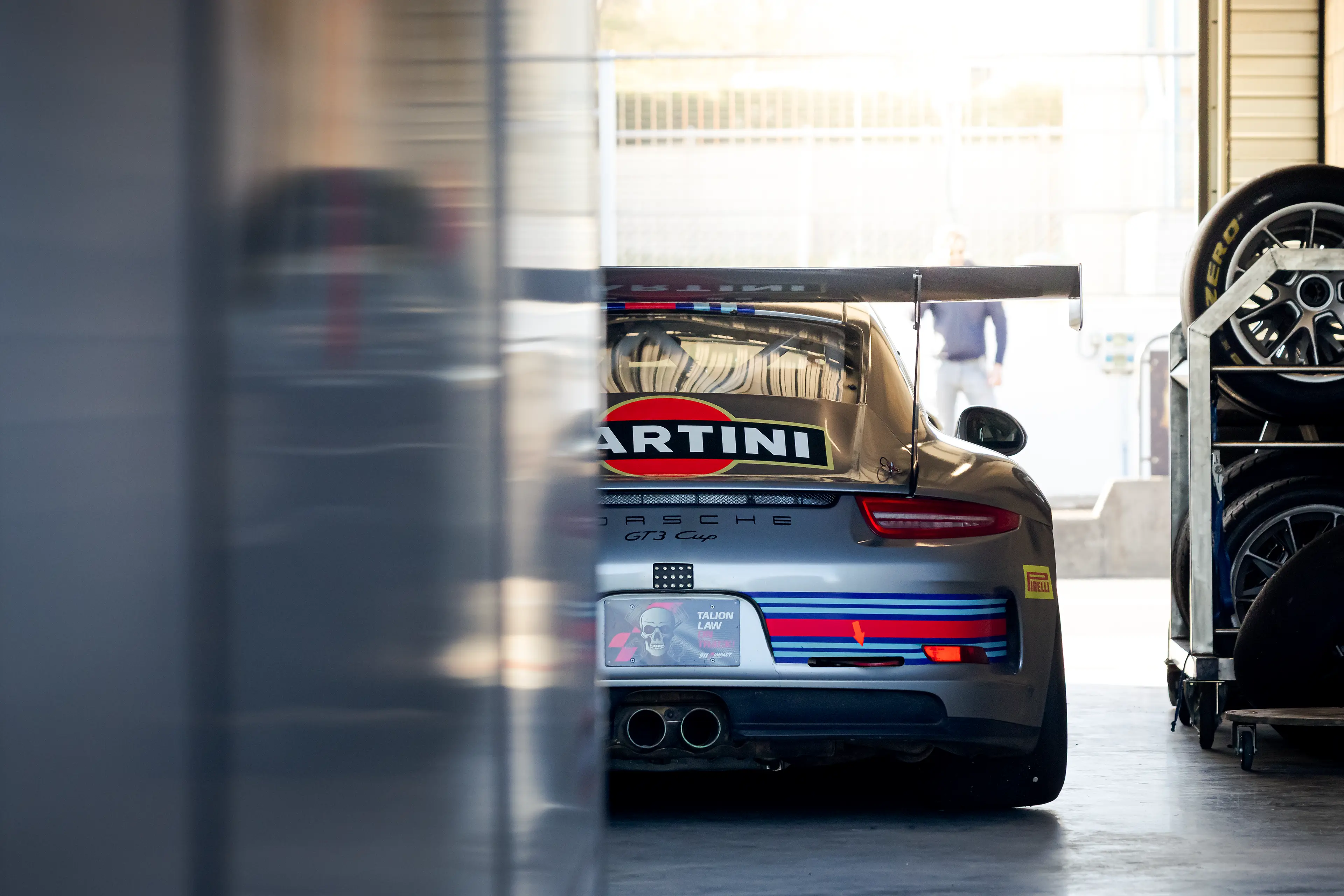 Porsche 911 991 GT3 Cup grise Martini dans un box sur le circuit de Dijon-Prenois