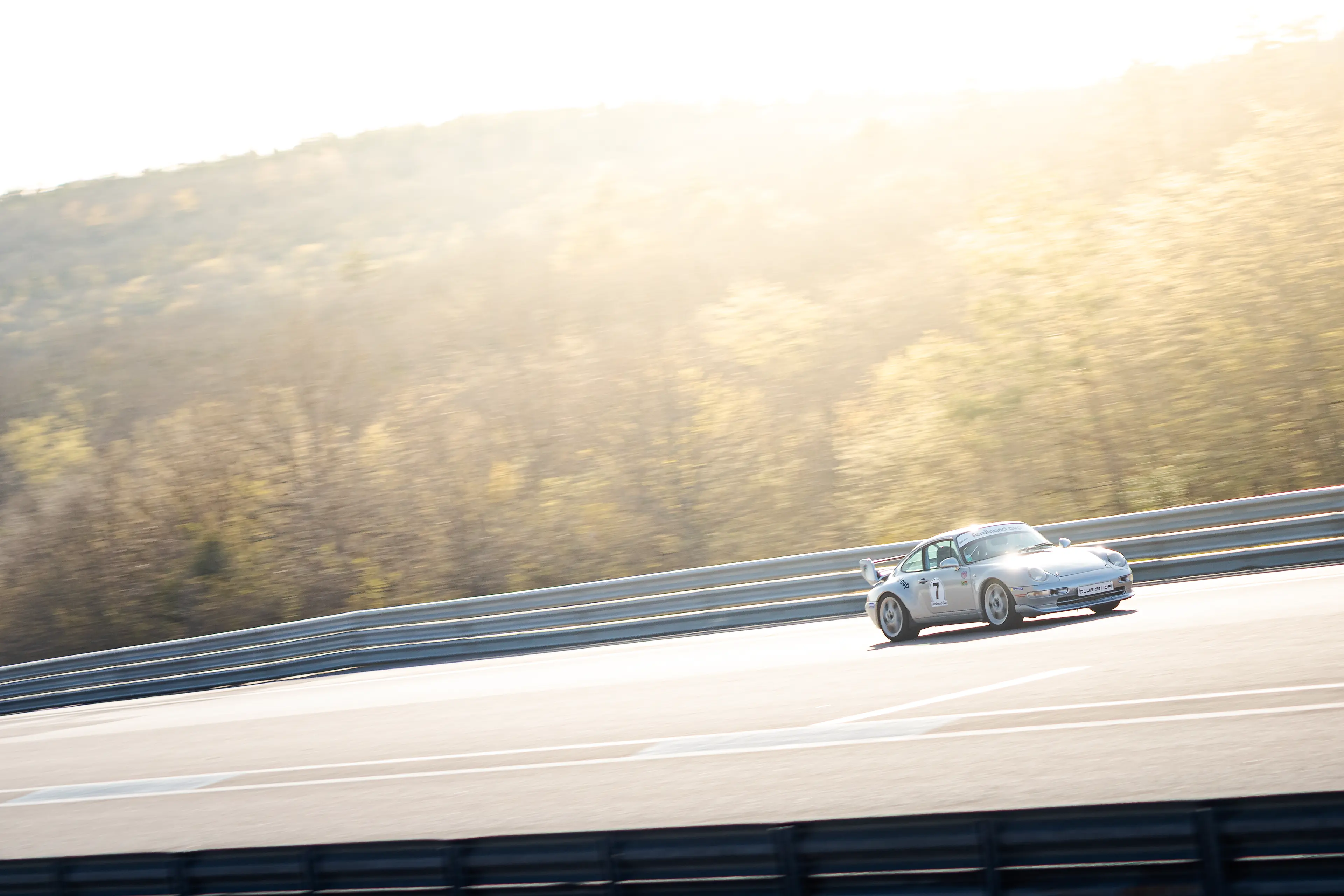 Porsche 911 993 GT grise sur le circuit de Dijon-Prenois