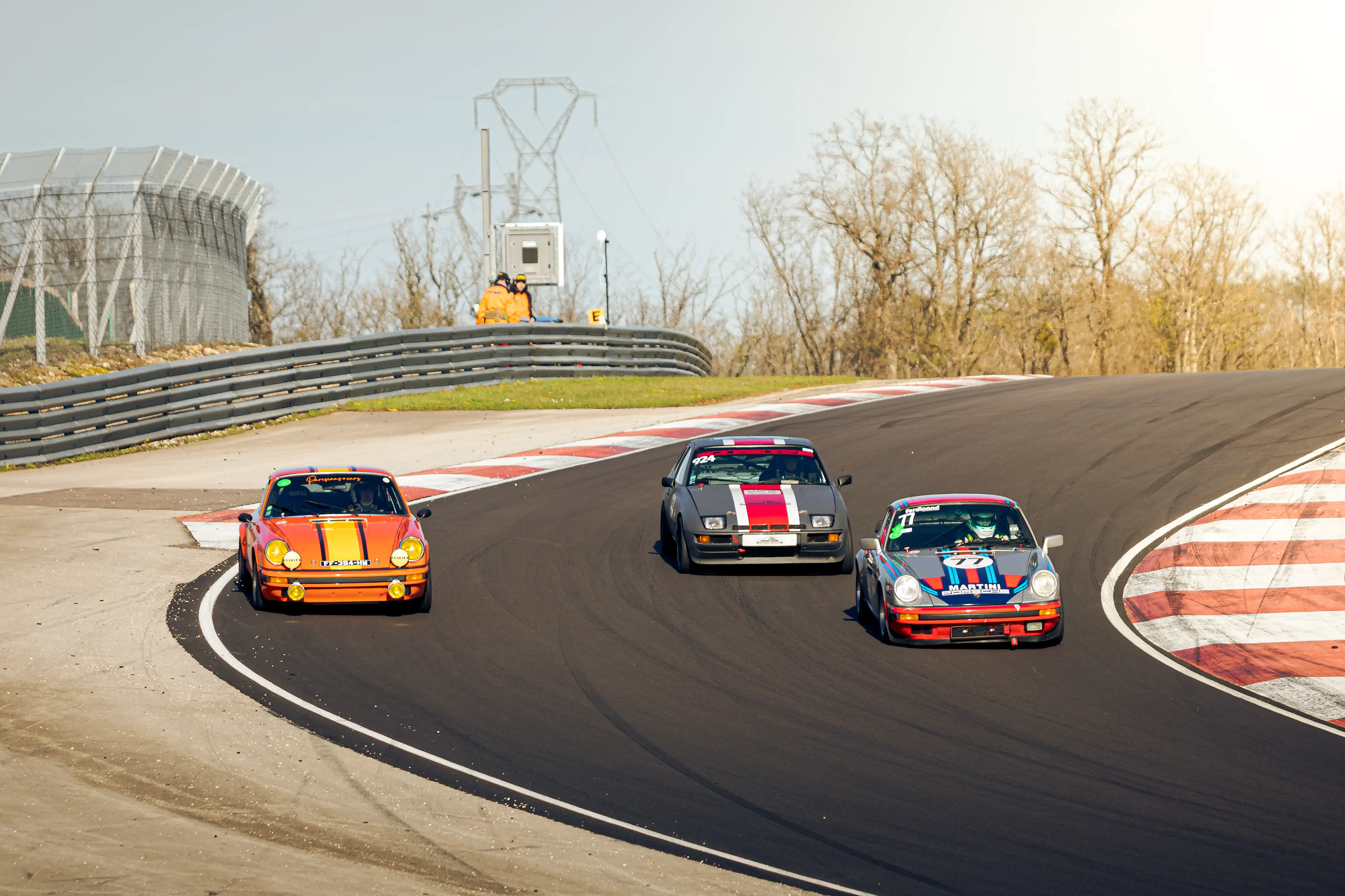 Deux Porsche 911 et une Porsche 924 sur le circuit de Dijon-Prenois