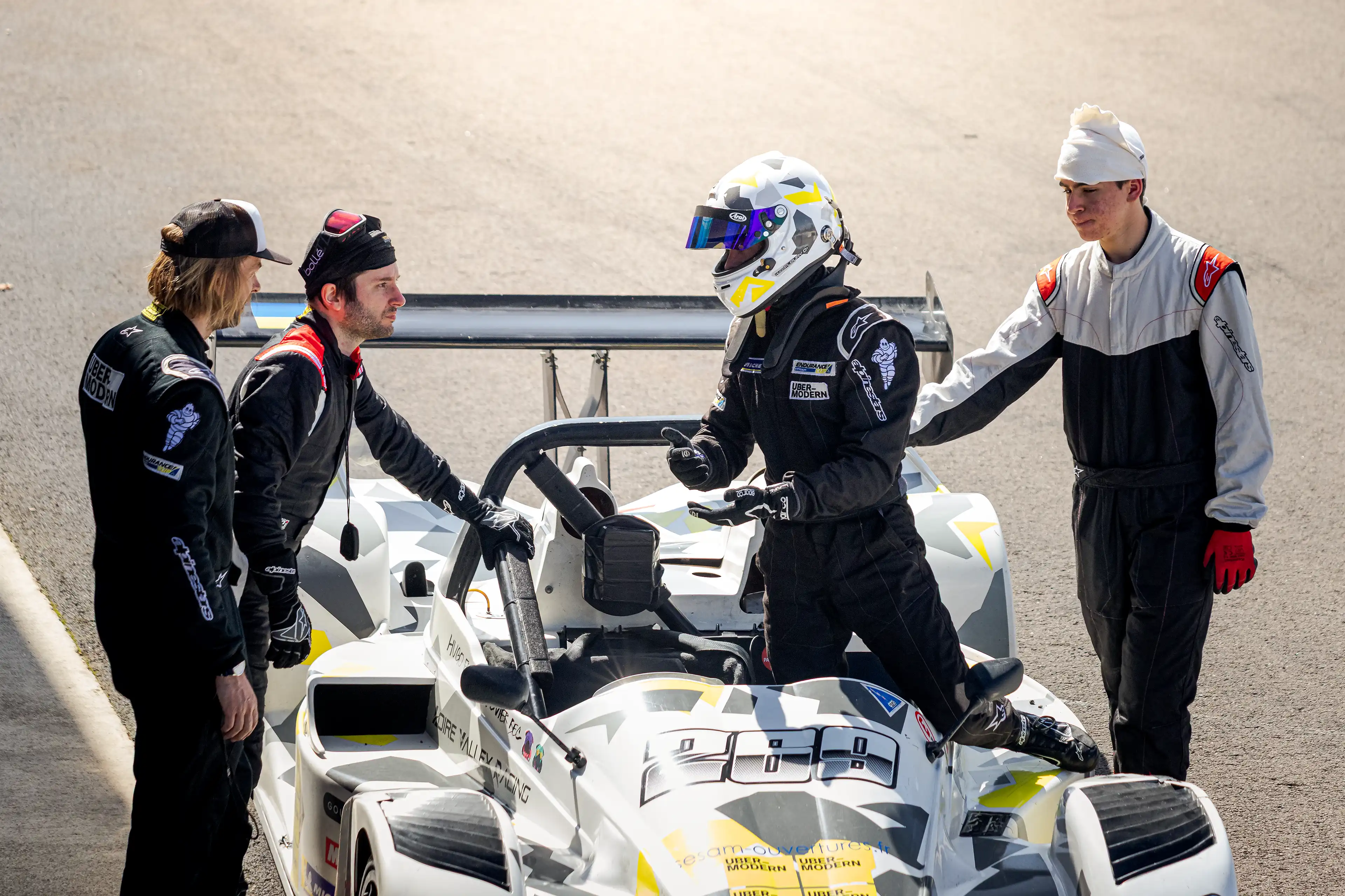 Pilote discutant avec ses ingénieurs dans une Funyo blanche
